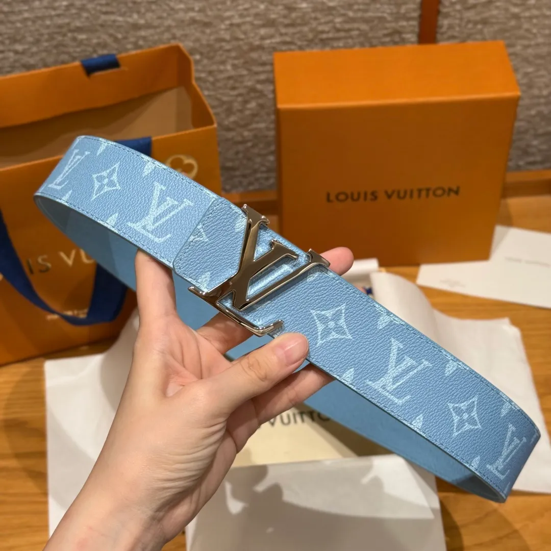 💰440💰Full package💰 💍Purchasing-grade LV men's double-sided belt. This double-sided belt is cleverly spliced ​​with Monogram canvas and smooth cow leather. The enamel buckle with brand letters highlights the iconic style. It once again witnesses the brand's exquisite craftsmanship. The modern design can be easily integrated into casual or formal looks. Width 4.0cm