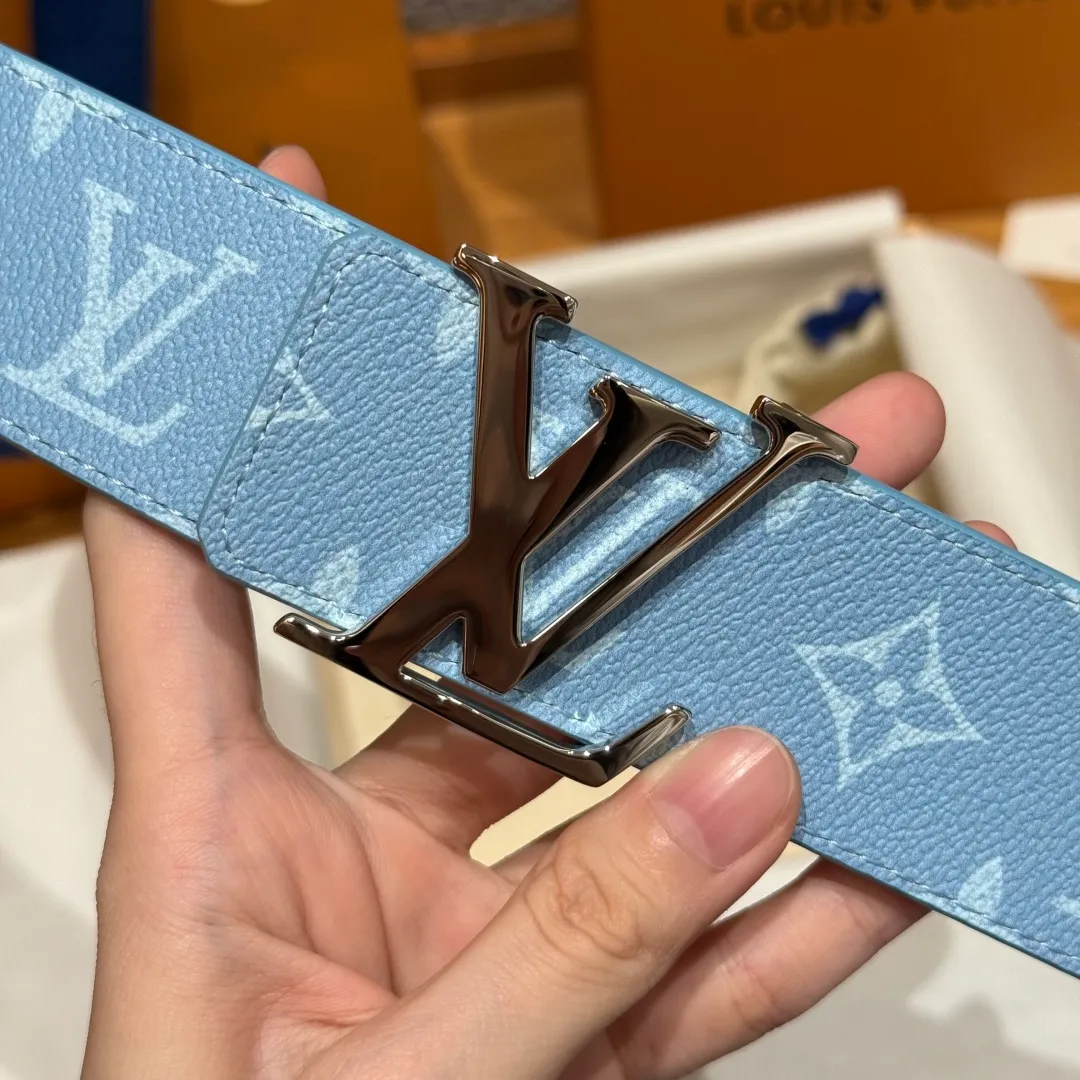 💰440💰Full package💰 💍Purchasing-grade LV men's double-sided belt. This double-sided belt is cleverly spliced ​​with Monogram canvas and smooth cow leather. The enamel buckle with brand letters highlights the iconic style. It once again witnesses the brand's exquisite craftsmanship. The modern design can be easily integrated into casual or formal looks. Width 4.0cm