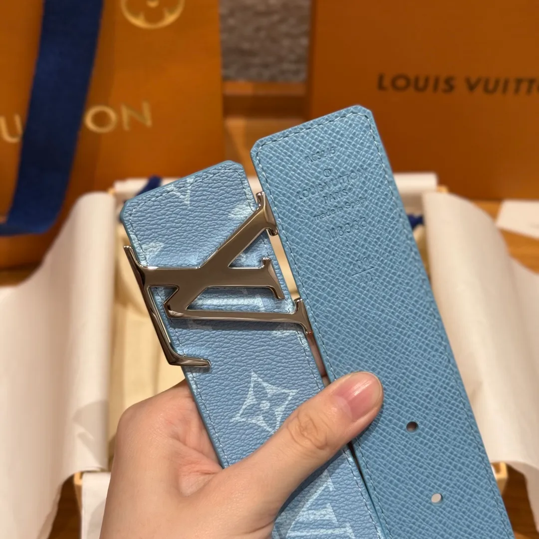 💰440💰Full package💰 💍Purchasing-grade LV men's double-sided belt. This double-sided belt is cleverly spliced ​​with Monogram canvas and smooth cow leather. The enamel buckle with brand letters highlights the iconic style. It once again witnesses the brand's exquisite craftsmanship. The modern design can be easily integrated into casual or formal looks. Width 4.0cm