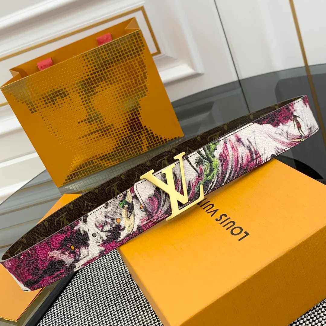 💰480💰Full package💰 💍Purchase-grade LV Louis Vuitton [New product] Genuine version Width 40MM The 2024 early autumn men's wear series follows the footsteps of Dandy sailors and embarks on a global journey. This LV Tag reversible belt has a surf-style pattern on one side, evoking memories of tropical island trips, and flips it over to reveal the classic Monogram element. LV Tag buckle adds another touch of attention