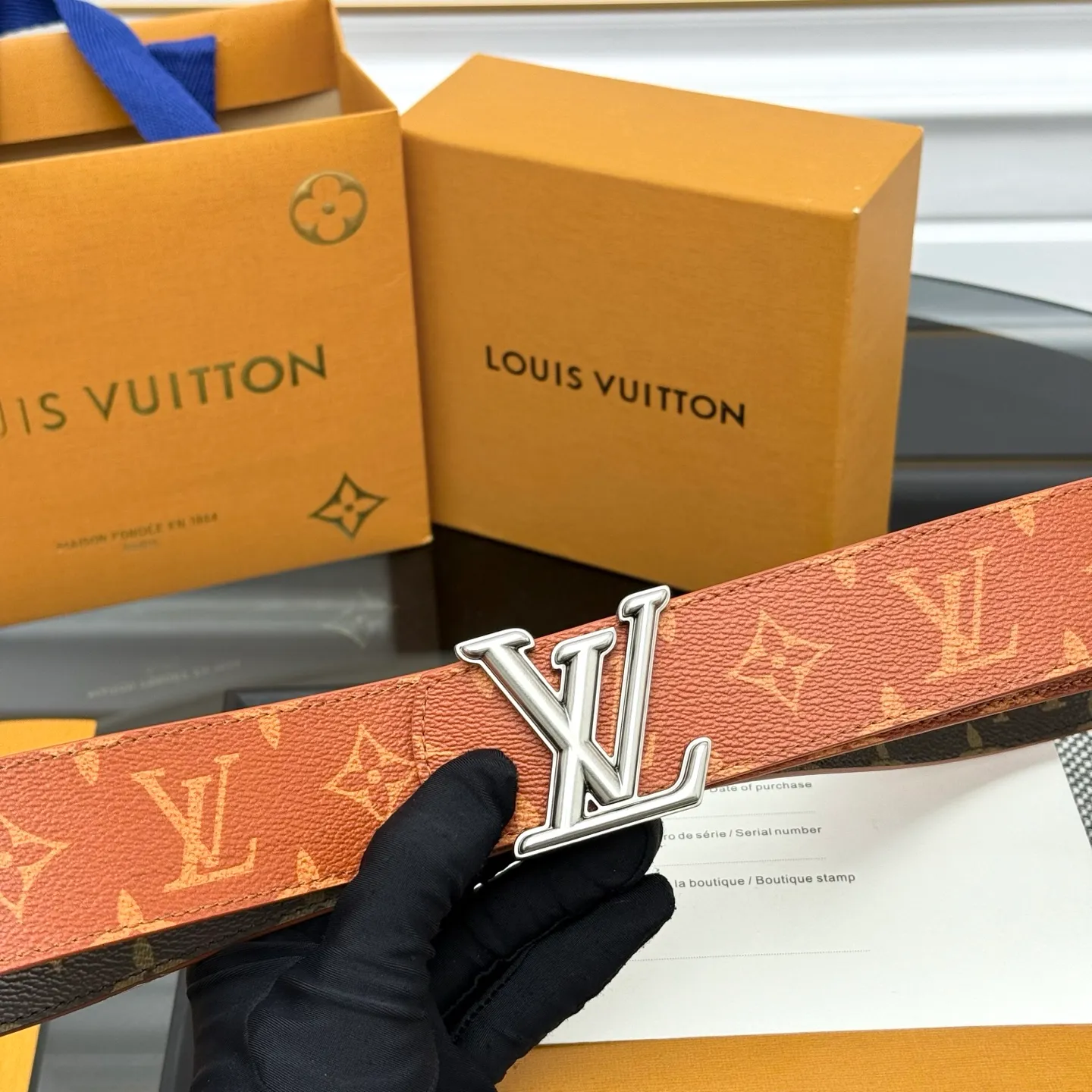 💰440💰Full package💰 💍Purchasing-grade LV Dimension⚡️🌹Double-sided belt combines creative heritage with gorgeous street style, highlighting the fashion vision of creative director Pharrell Williams. Monogram canvas covers the outer layer, and the LV Dimension metal buckle shimmers with subtle luster, making it possible to express your personality in various occasions.