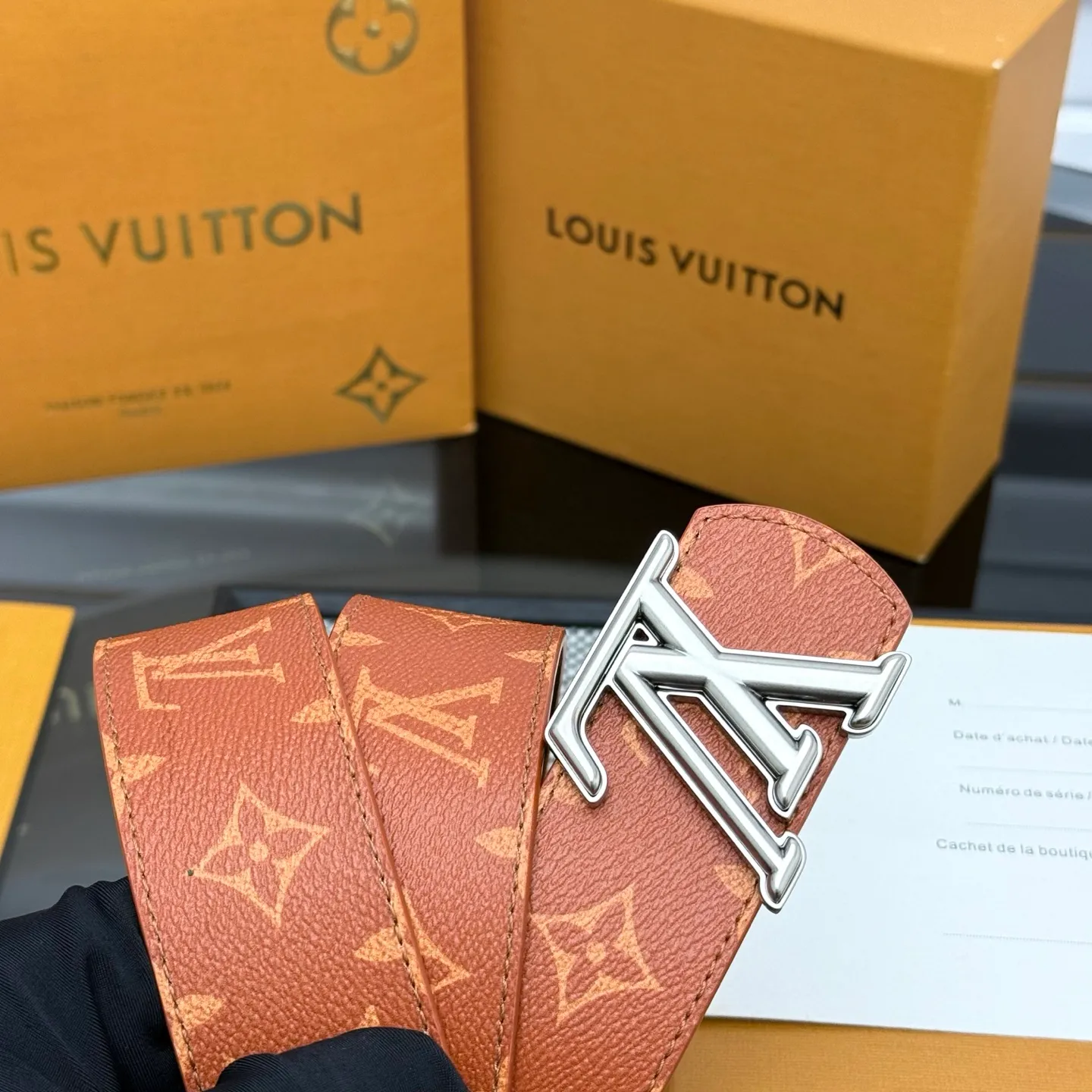 💰440💰Full package💰 💍Purchasing-grade LV Dimension⚡️🌹Double-sided belt combines creative heritage with gorgeous street style, highlighting the fashion vision of creative director Pharrell Williams. Monogram canvas covers the outer layer, and the LV Dimension metal buckle shimmers with subtle luster, making it possible to express your personality in various occasions.