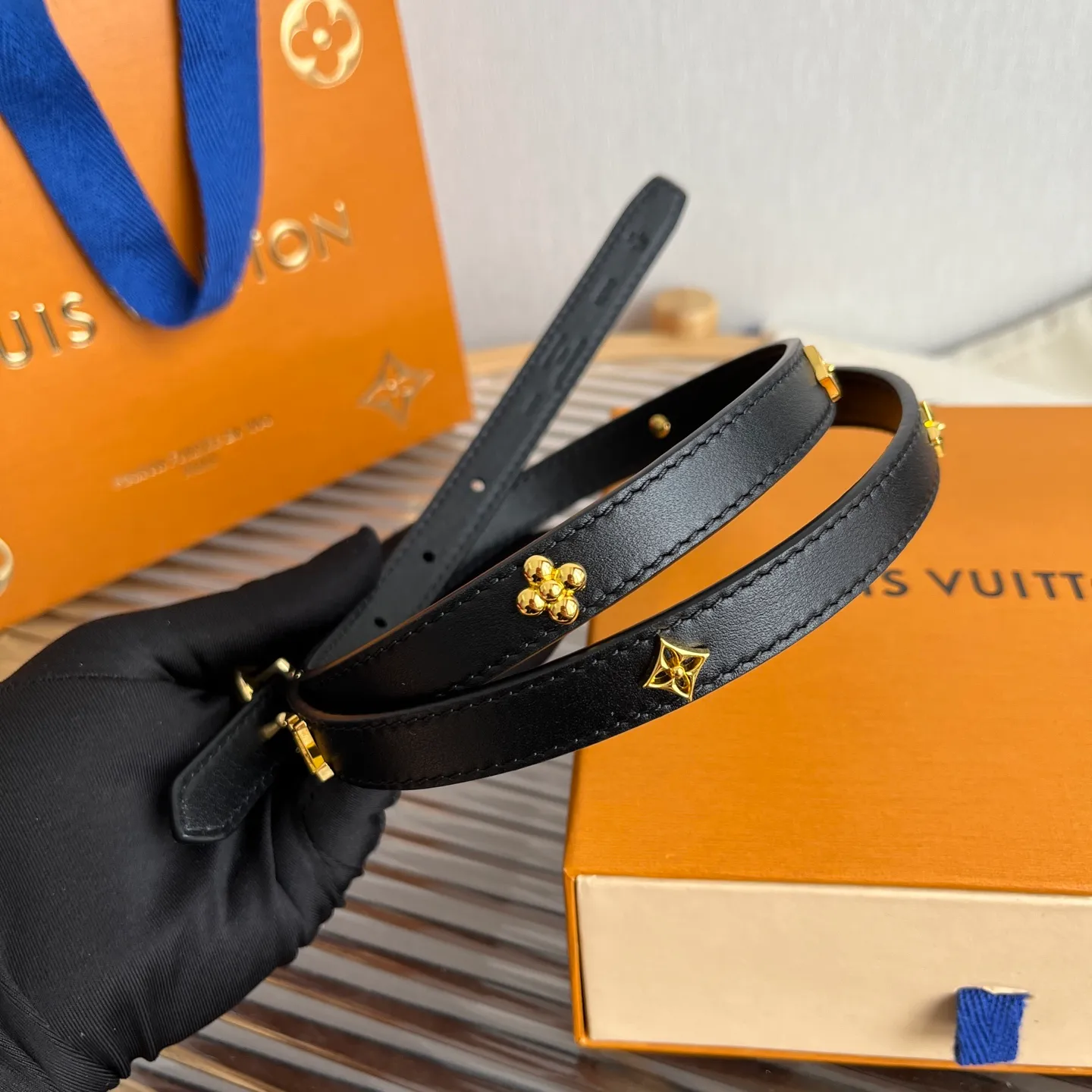 💰560💰Full package💰 💍Purchasing-grade LV⚡️🌹Lvjia women’s belt💎👗Super fairy original replica 1.5cm wide⚡️🌹Fine double-sided solid color calfskin belt decorated with a series of floral patterns and large letter logo hardware New vacuum palladium-plated letter buckle Whether worn with skirts or pants, it is definitely your best choice