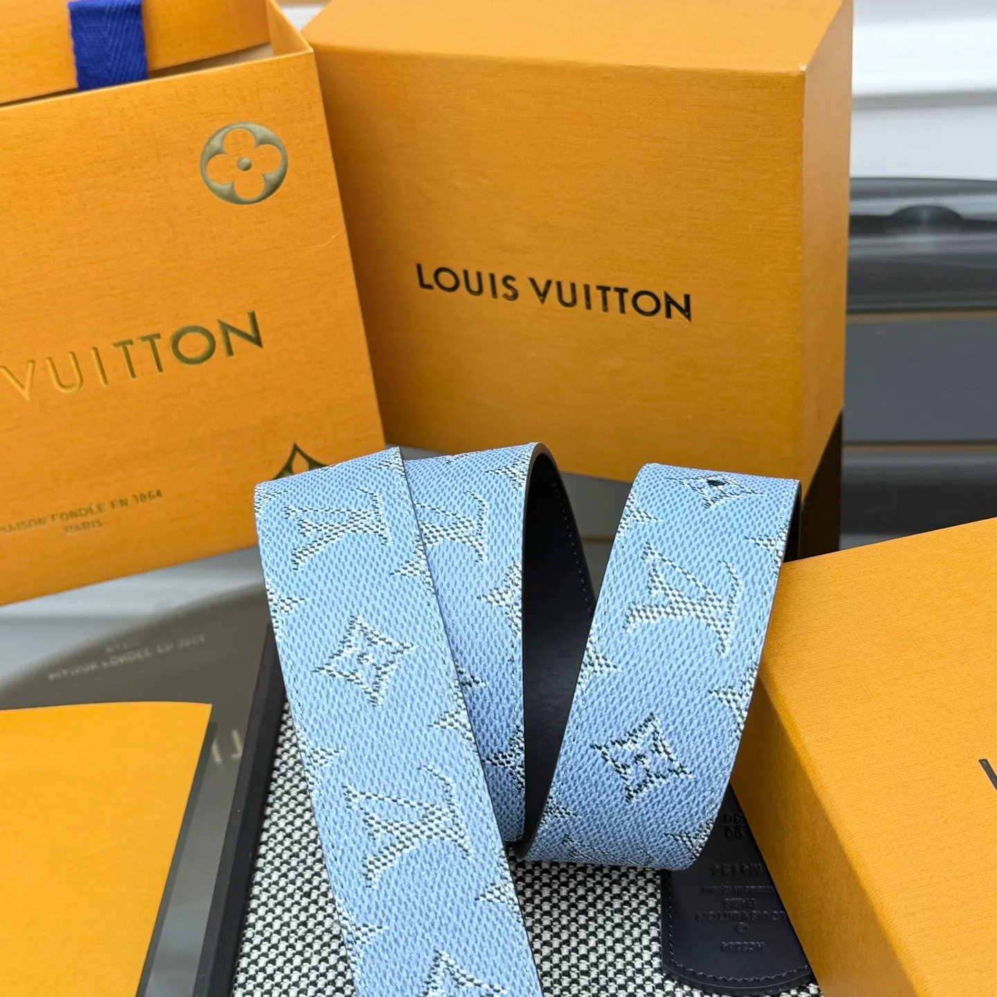 💰480💰Full package💰 💍Purchasing-grade LV Dimension Monogram Héritage double-sided belt is spliced ​​with plain leather and Monogram coated canvas, presenting a new interpretation of the classic design. Brand elements are given a textured feel, and the LV letter buckle adds an eye-catching touch.