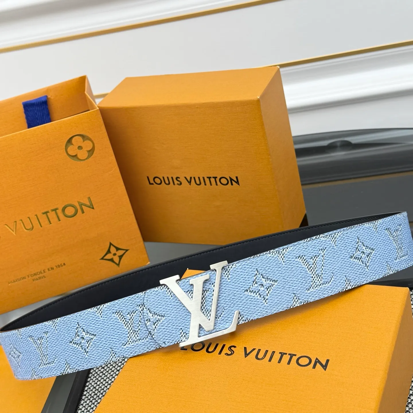 💰480💰Full package💰 💍Purchasing-grade LV Dimension Monogram Héritage double-sided belt is spliced ​​with plain leather and Monogram coated canvas, presenting a new interpretation of the classic design. Brand elements are given a textured feel, and the LV letter buckle adds an eye-catching touch.