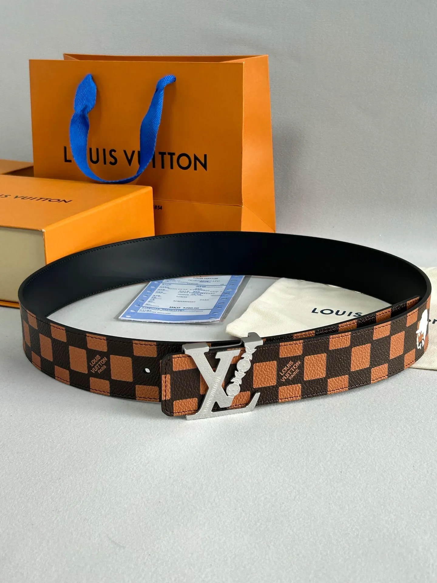 💰480💰Full set package💰 💍Purchase level LV new⚡️🌹Coffee check calfskin bottom belt, 40mm wide, with new high-quality steel buckle, perfect match for business clothing style. Timeless classic, zero difference from the original product.