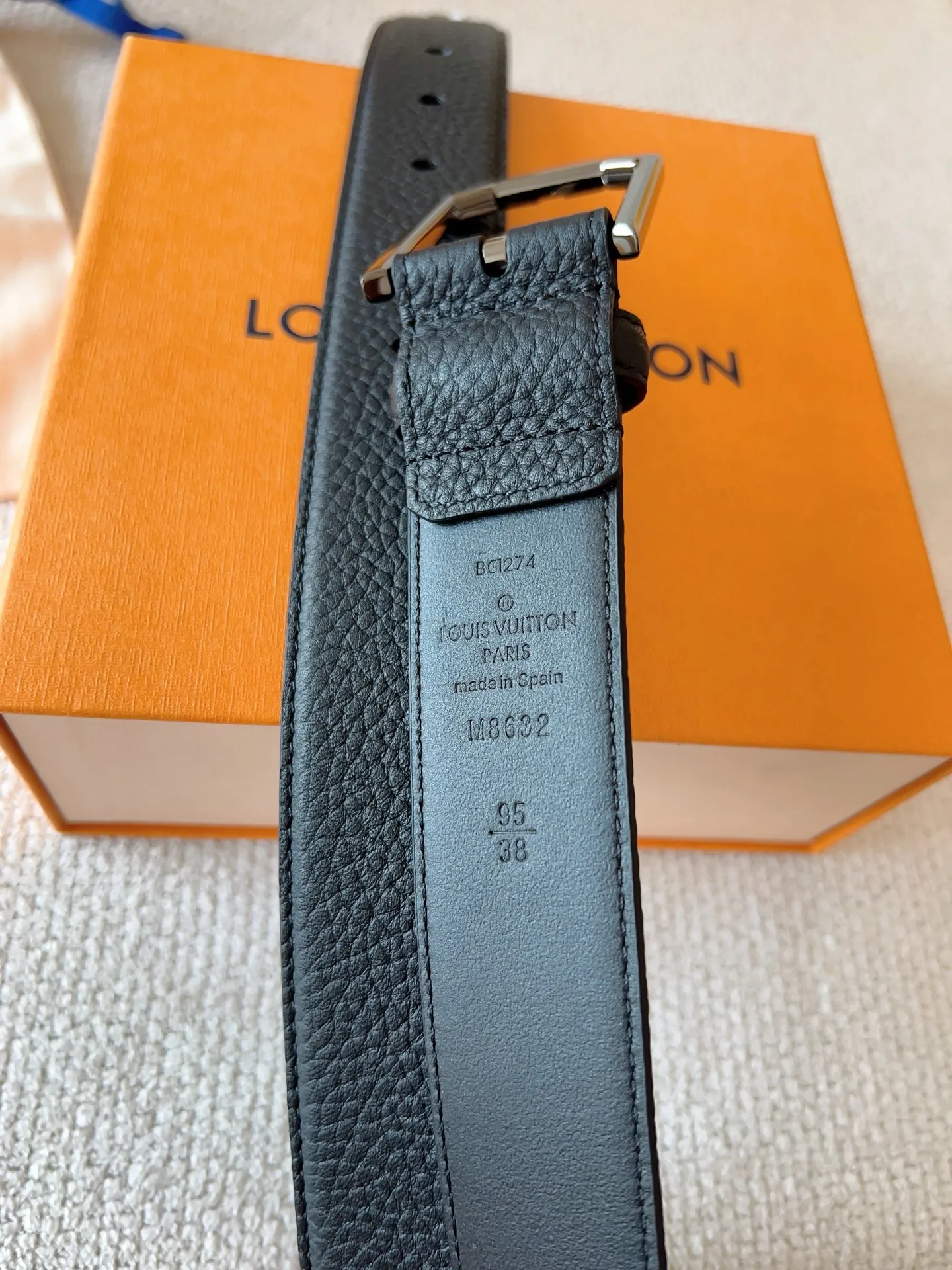 💰520💰Full package💰 💍Purchasing-grade LV casual pin buckle series⚡️Heritage belt is made of grained and smooth leather⚡️The brushed metal curved buckle highlights the elegant style. LV pins adorn the ends, suitable for formal wear⚡️Belt width: 35mm