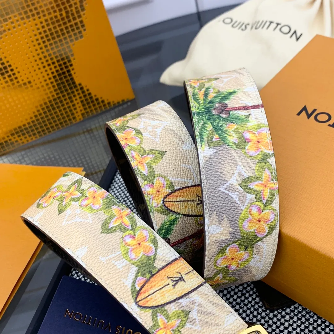 💰480💰Full package💰 💍Purchase-grade LV Louis Vuitton [New product] Genuine version Width 40MM The 2024 early autumn men's wear series follows the footsteps of Dandy sailors and embarks on a global journey. This LV Tag reversible belt has a surf-style pattern on one side, evoking memories of tropical island trips, and flips it over to reveal the classic Monogram element. LV Tag buckle adds another touch of attention