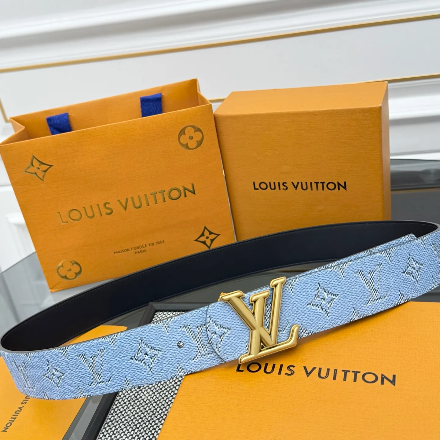 💰480💰Full package💰 💍Purchasing-grade LV⚡️🌹Dimension Monogram Héritage double-sided belt is spliced ​​with plain leather and Monogram coated canvas, presenting a new interpretation of the classic design. Brand elements are given a textured feel, and the LV letter buckle adds an eye-catching touch.