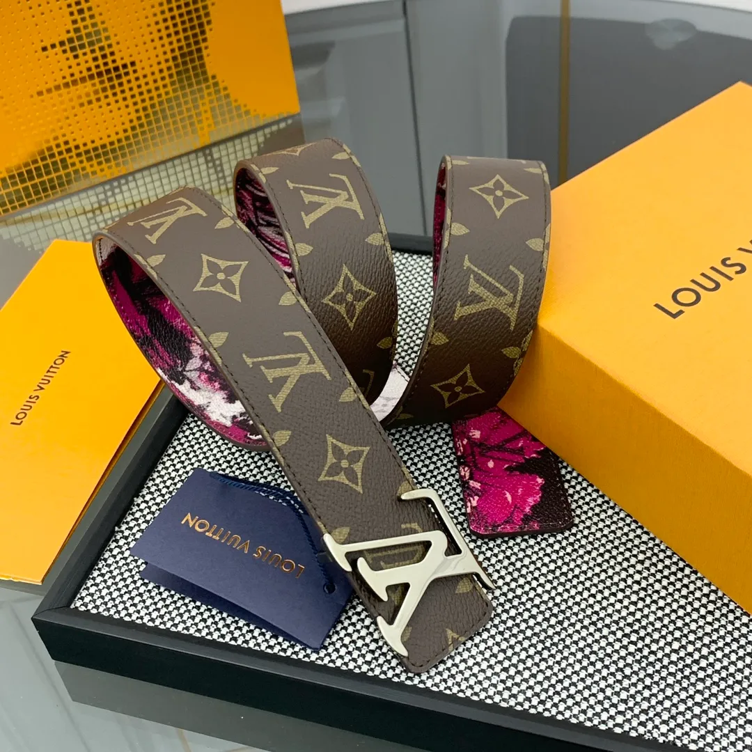 💰480💰Full package💰 💍Purchase-grade LV Louis Vuitton [New product] Genuine version Width 40MM The 2024 early autumn men's wear series follows the footsteps of Dandy sailors and embarks on a global journey. This LV Tag reversible belt has a surf-style pattern on one side, evoking memories of tropical island trips, and flips it over to reveal the classic Monogram element. LV Tag buckle adds another touch of attention