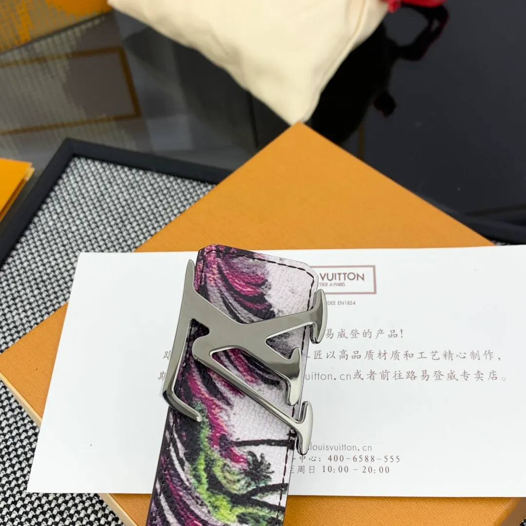 💰480💰Full package💰 💍Purchase-grade LV Louis Vuitton [New product] Genuine version Width 40MM The 2024 early autumn men's wear series follows the footsteps of Dandy sailors and embarks on a global journey. This LV Tag reversible belt has a surf-style pattern on one side, evoking memories of tropical island trips, and flips it over to reveal the classic Monogram element. LV Tag buckle adds another touch of attention