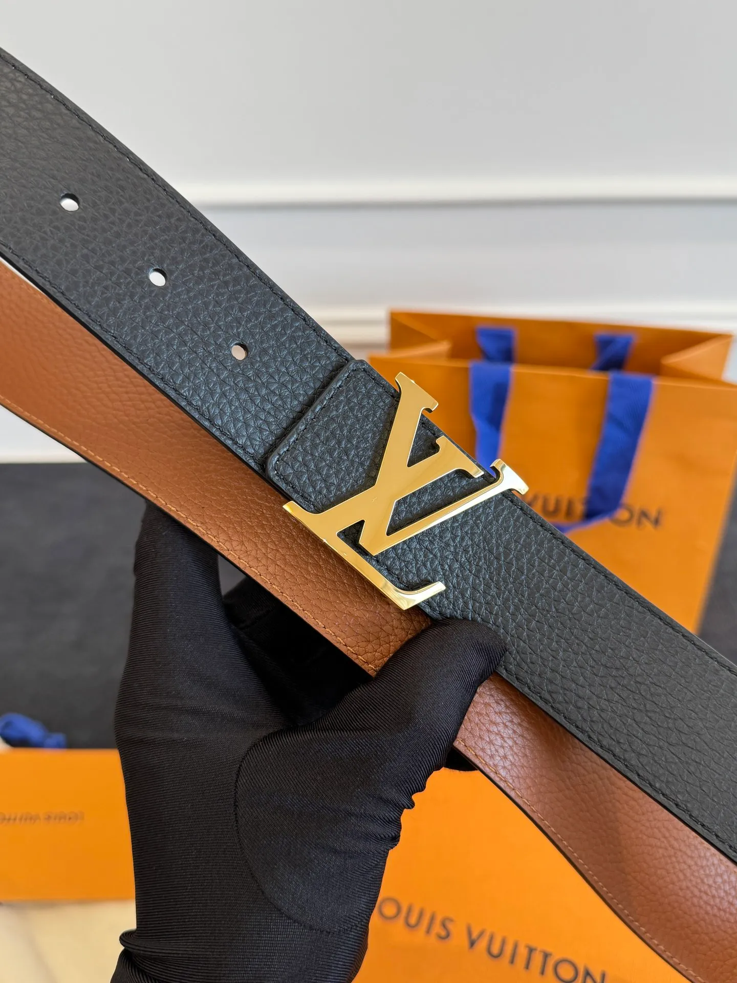 💰520💰Full package💰 💍Purchasing agent level LV men's belt⚡️🌹Small single item enhances clothes!!! Width 4.0cm⚡️🌹Selected imported calfskin on both sides. Pure cowhide with pebbled pattern on the belt. Boutique letter buckle is simple and elegant⚡️🌹Low-key and very suitable for daily use