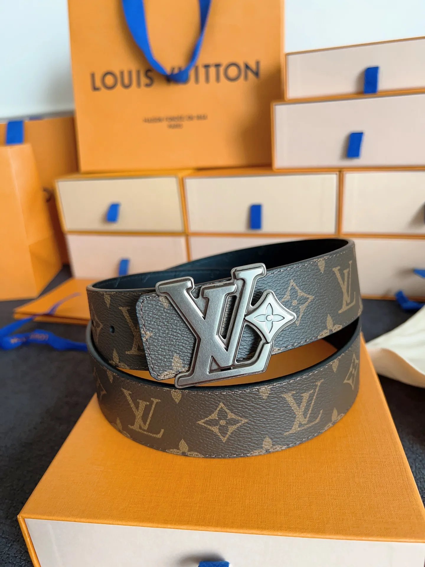 💰480💰Full set of packaging💰 💍Purchase level Lv donkey brand new product⚡️🌹Width 4.0cm Brand new retro craft letter buckle⚡️🌹One side of the belt is made of Italian original fabric🌹The bottom cowhide embossed texture version is double-sided. The upper body effect is excellent and the texture is super good M4061