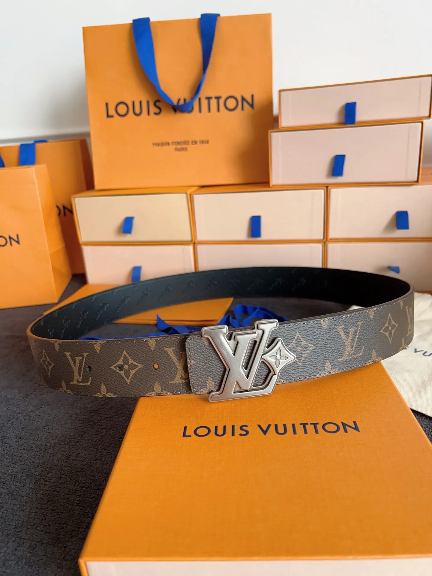 💰480💰Full set of packaging💰 💍Purchase level Lv donkey brand new product⚡️🌹Width 4.0cm Brand new retro craft letter buckle⚡️🌹One side of the belt is made of Italian original fabric🌹The bottom cowhide embossed texture version is double-sided. The upper body effect is excellent and the texture is super good M4061