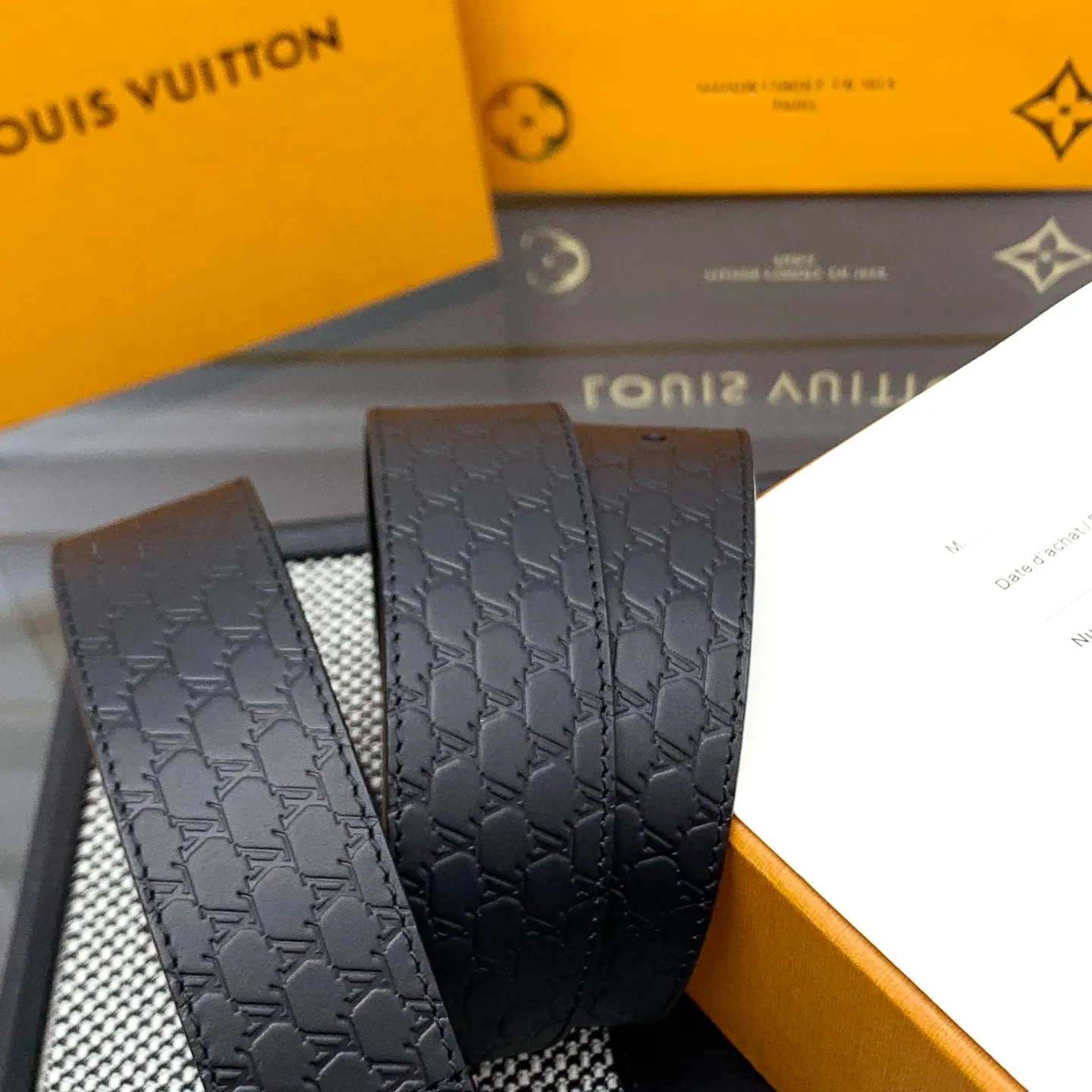 💰520💰Full package💰 💍Purchasing-grade LV Everyday Pin⚡️🌹The belt is made of smooth leather with a Louis Vuitton inscribed brass buckle⚡️🌹The exquisite LV Initiales decoration is suspended under the drawstring loop. Eye-catching stitching brings visual focus⚡️🌹Easily upgrade to formal or casual looks⚡️🌹Width 3.5cm