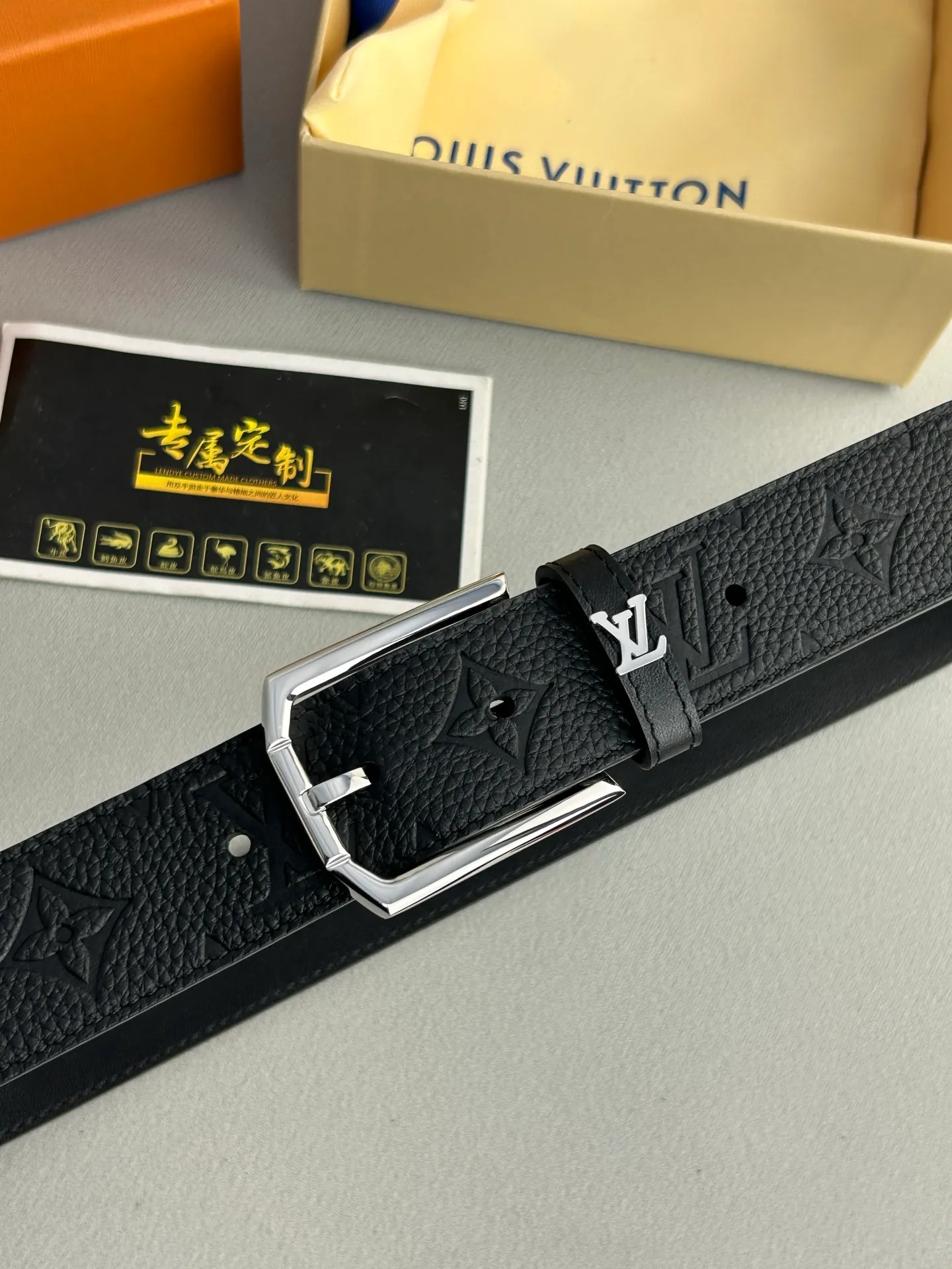 💰480💰Full package💰 💍Purchasing-grade LV Heritage belt is made of pebbled leather, 3.5cm wide, and has a pin buckle metal arc buckle to highlight its elegant style. Pairs well with formal attire