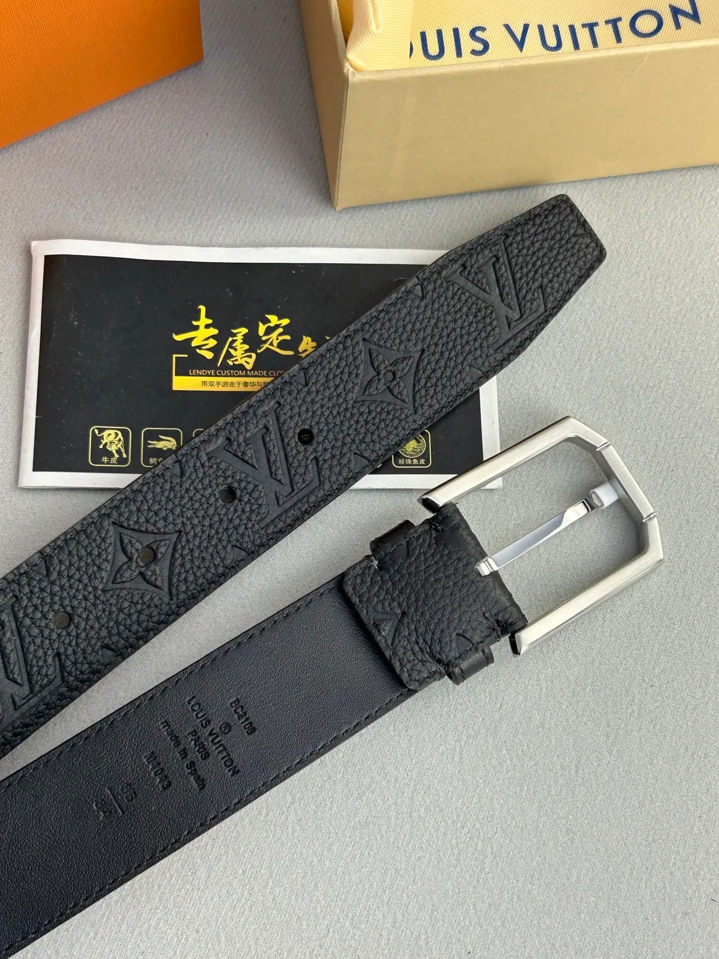 💰480💰Full package💰 💍Purchasing-grade LV Heritage belt is made of pebbled leather, 3.5cm wide, and has a pin buckle metal arc buckle to highlight its elegant style. Pairs well with formal attire