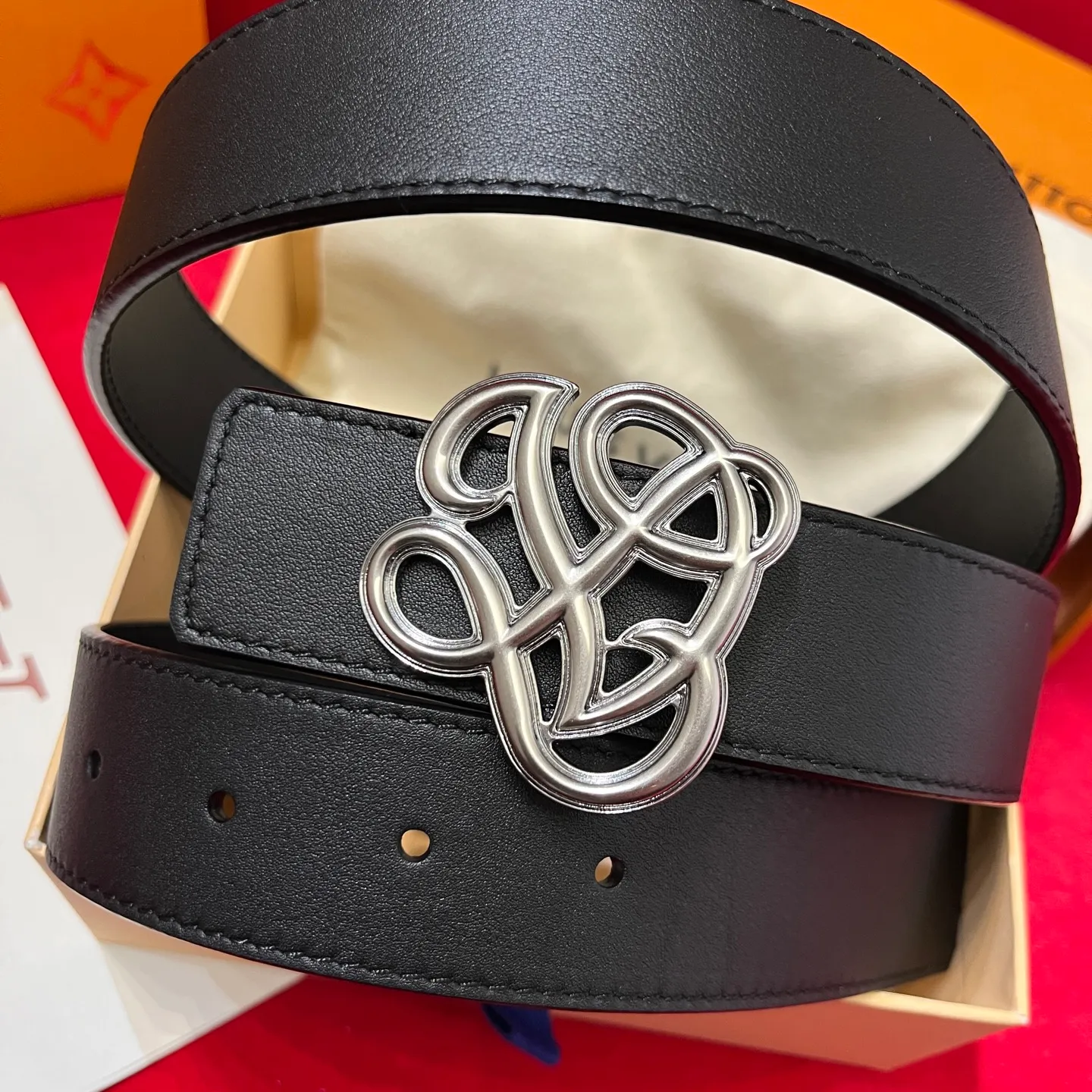 💰560💰Full package💰 💍Purchasing-grade LV⚡️🌹Simple but high-end fashionable✨❗️Donkey brand men’s belt⚡️🌹Width 3.5cm, imported calfskin on both sides, usable on both sides, brand new intricately intertwined exquisite buckles, this is the right choice for those who don’t like exaggerated big logos⚡️🌹