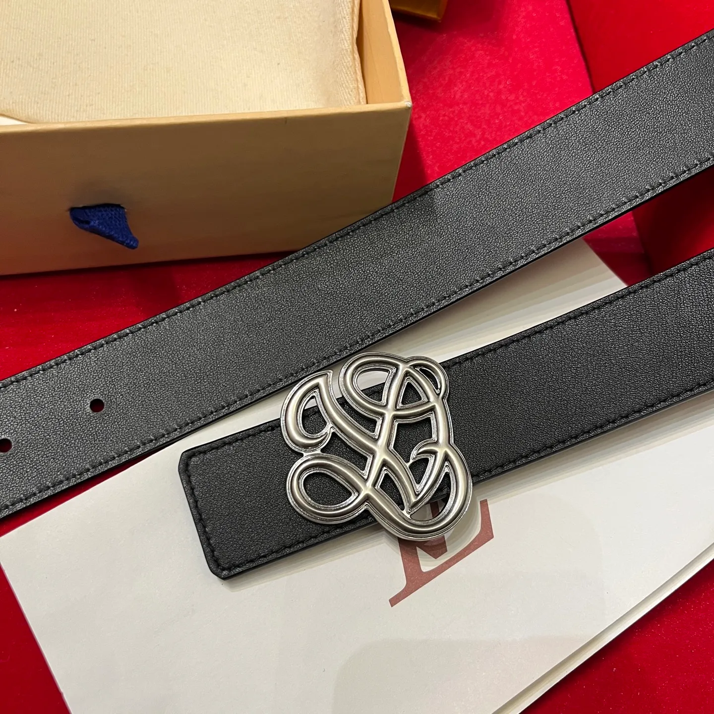 💰560💰Full package💰 💍Purchasing-grade LV⚡️🌹Simple but high-end fashionable✨❗️Donkey brand men’s belt⚡️🌹Width 3.5cm, imported calfskin on both sides, usable on both sides, brand new intricately intertwined exquisite buckles, this is the right choice for those who don’t like exaggerated big logos⚡️🌹
