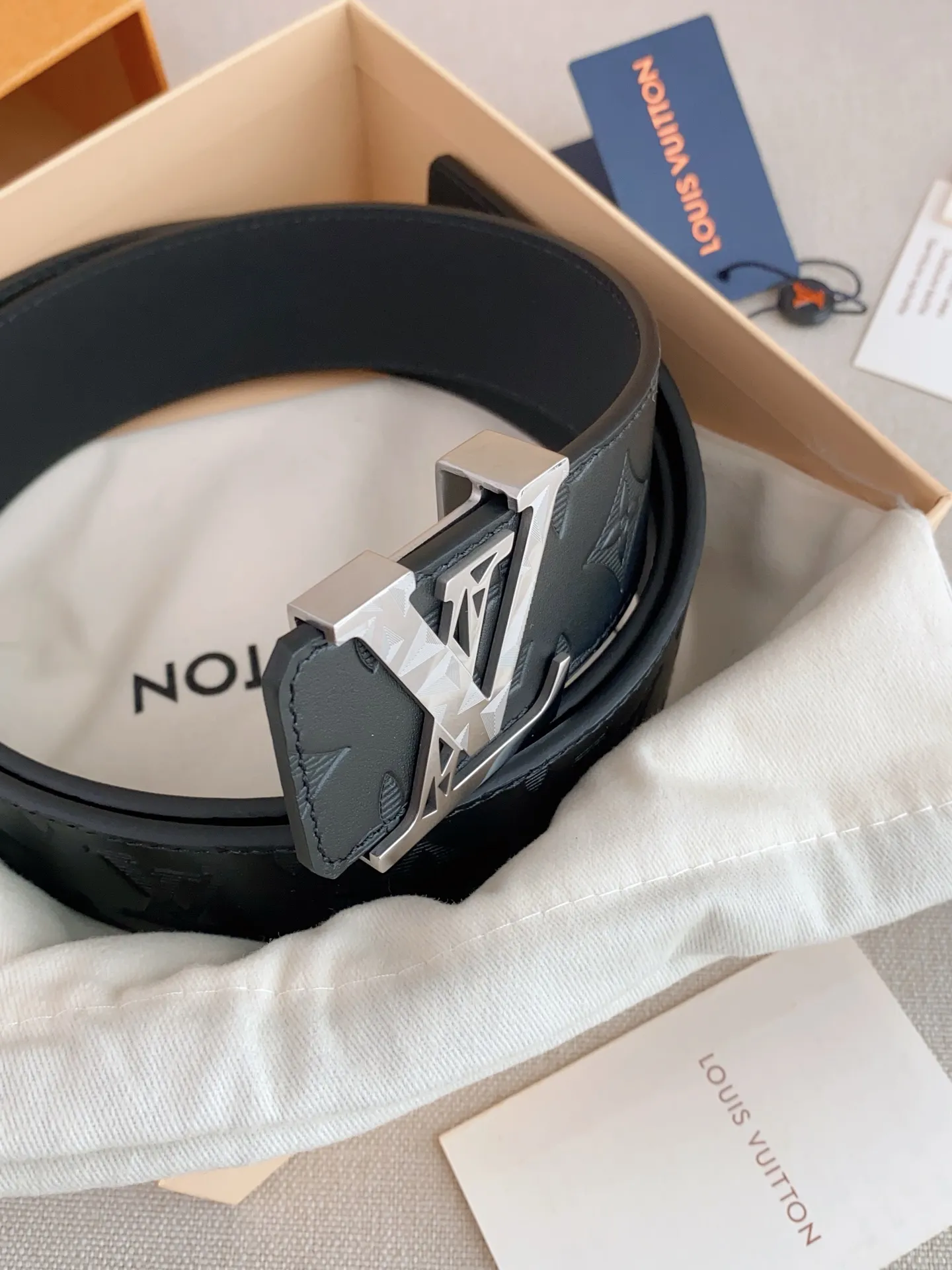 💰480💰Full package💰 💍Purchasing-grade LV⚡️🌹Luxurious modern Taurillon leather, decorated with the elegant and elegant iconic ⚡️🌹LV initials. Soft and strong belt ⚡️🌹Double-sided imported cowhide can be used on both sides; can be matched with various clothing from dresses to casual wear. Width 4.0cm