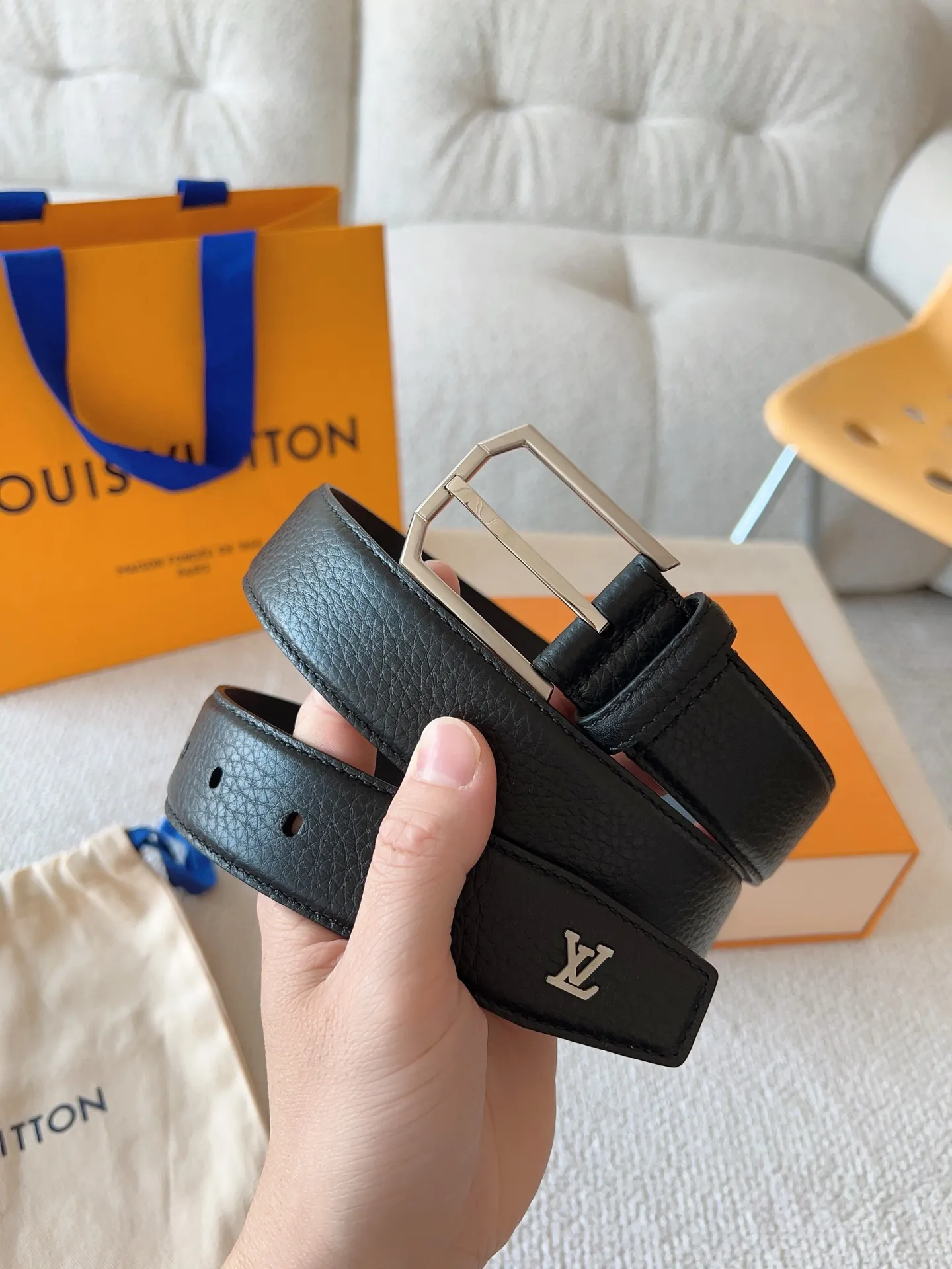 💰520💰Full package💰 💍Purchasing-grade LV casual pin buckle series⚡️Heritage belt is made of grained and smooth leather⚡️The brushed metal curved buckle highlights the elegant style. LV pins adorn the ends, suitable for formal wear⚡️Belt width: 35mm