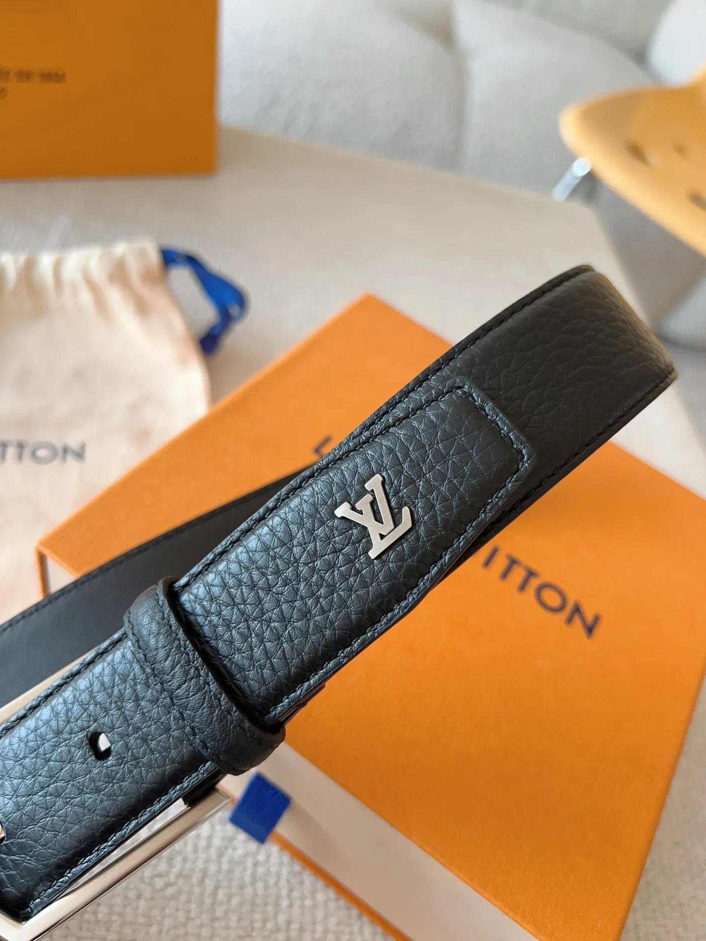 💰520💰Full package💰 💍Purchasing-grade LV casual pin buckle series⚡️Heritage belt is made of grained and smooth leather⚡️The brushed metal curved buckle highlights the elegant style. LV pins adorn the ends, suitable for formal wear⚡️Belt width: 35mm