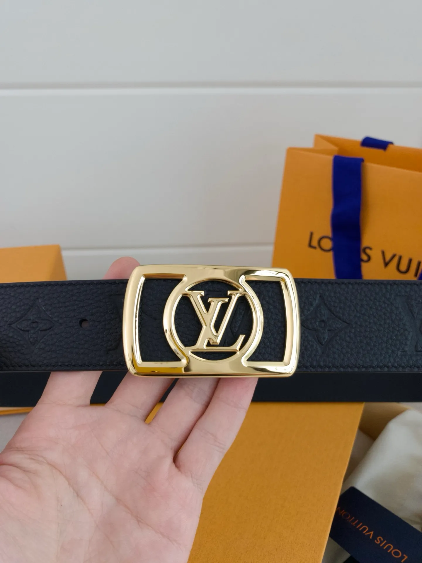 💰480💰Full package💰 💍Purchasing-grade LV luxury modern Taurillon leather, decorated with elegant and elegant iconic LV initials. Soft yet sturdy leather belt, two-tone, reversible; pairs well with everything from formal wear to casual wear. Width 4.0cm.