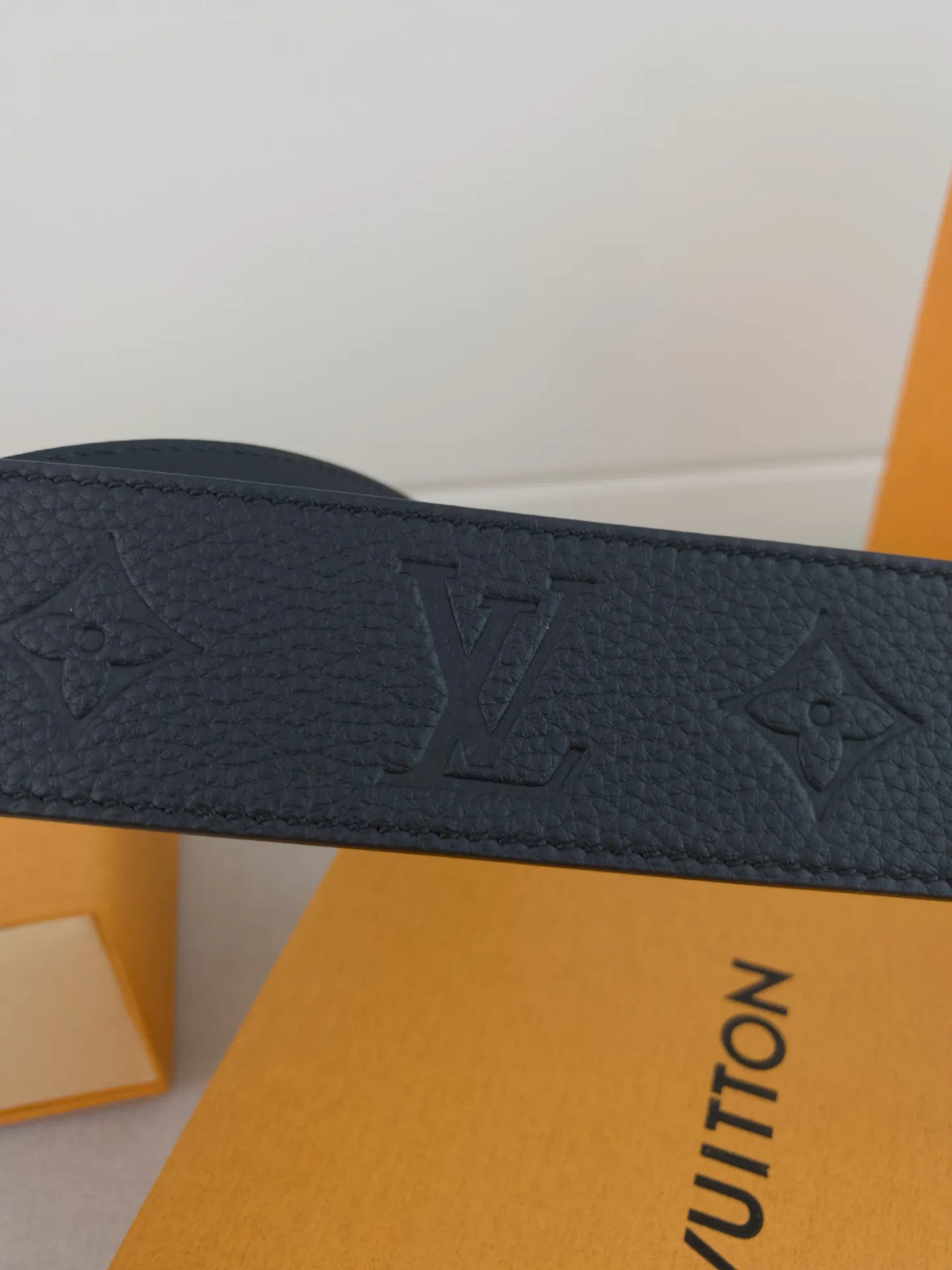 💰480💰Full package💰 💍Purchasing-grade LV luxury modern Taurillon leather, decorated with elegant and elegant iconic LV initials. Soft yet sturdy leather belt, two-tone, reversible; pairs well with everything from formal wear to casual wear. Width 4.0cm.