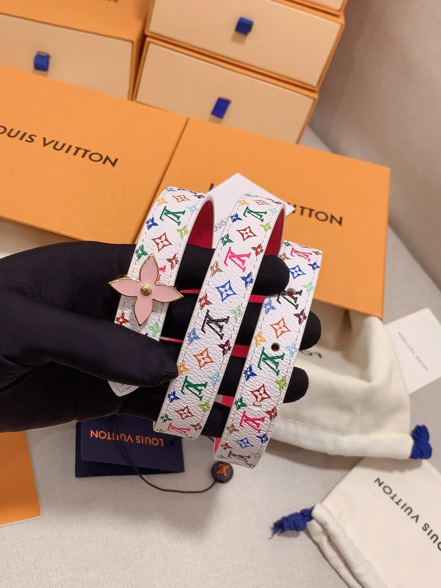💰460💰Full package💰 💍Purchasing-grade Louis vuitton⚡️🌹Width: 1.5cm l v Takashi Murakami co-branded belt. Practical and exquisite ⚡️🌹Exquisite and beautiful 1.5mm women's belt⚡️🌹With a flower-shaped enamel effect letter buckle, the upper body effect is great.