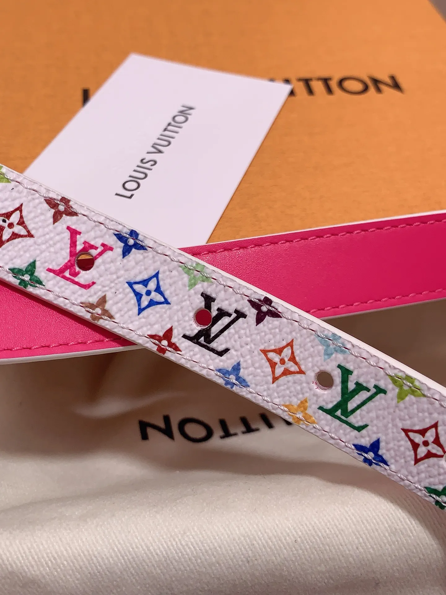 💰460💰Full package💰 💍Purchasing-grade Louis vuitton⚡️🌹Width: 1.5cm l v Takashi Murakami co-branded belt. Practical and exquisite ⚡️🌹Exquisite and beautiful 1.5mm women's belt⚡️🌹With a flower-shaped enamel effect letter buckle, the upper body effect is great.