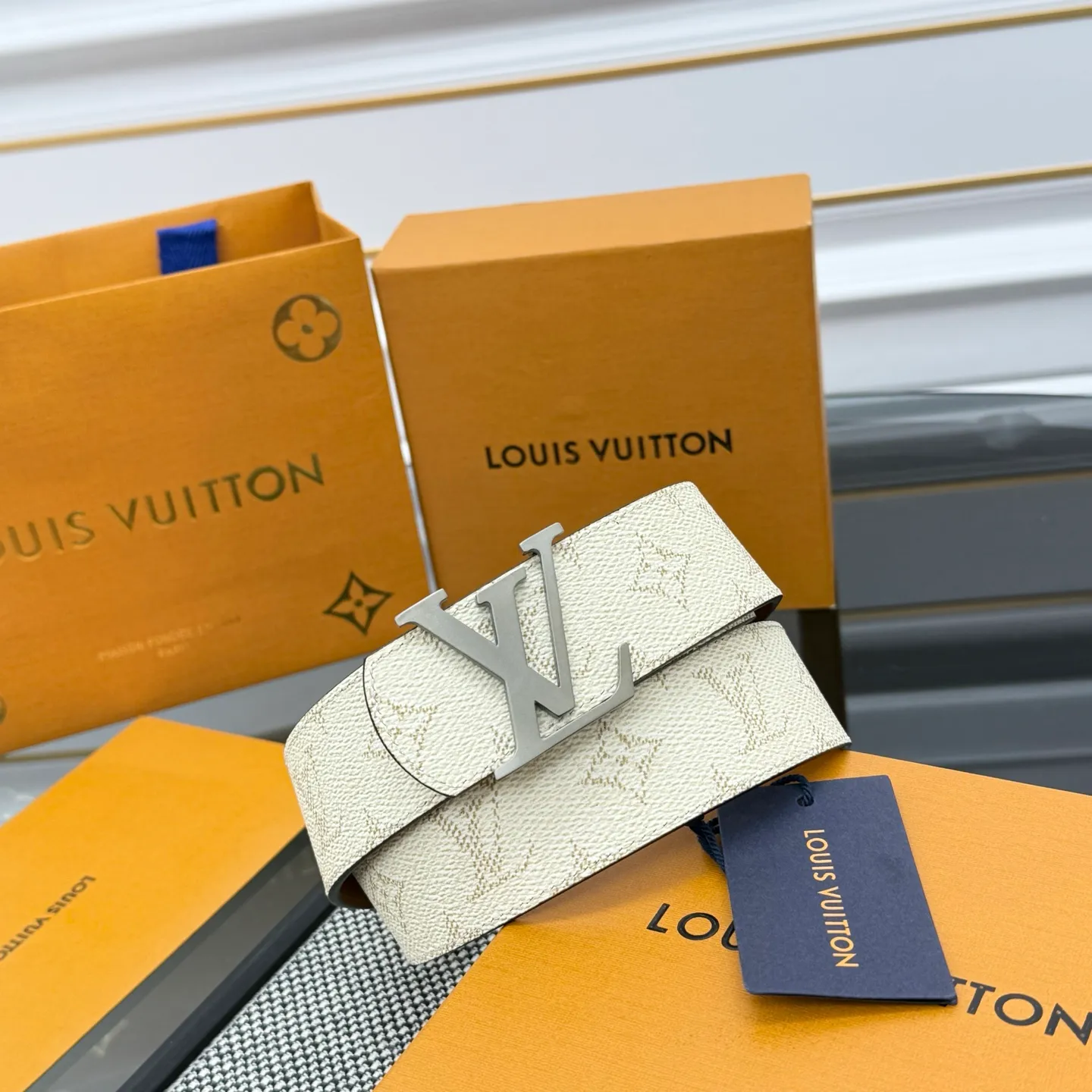 💰480💰Full package💰 💍Purchasing-grade LV Dimension Monogram Héritage double-sided belt is spliced ​​with plain leather and Monogram coated canvas, presenting a new interpretation of the classic design. Brand elements are given a textured feel, and the LV letter buckle adds an eye-catching touch.