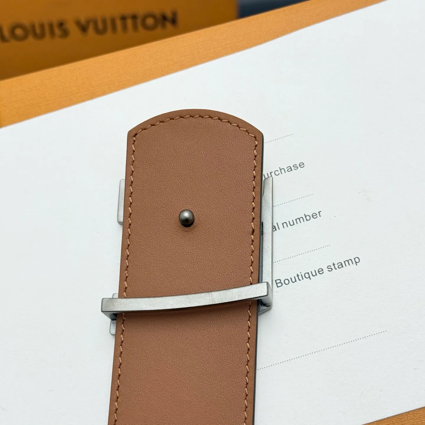 💰480💰Full package💰 💍Purchasing-grade LV Dimension Monogram Héritage double-sided belt is spliced ​​with plain leather and Monogram coated canvas, presenting a new interpretation of the classic design. Brand elements are given a textured feel, and the LV letter buckle adds an eye-catching touch.