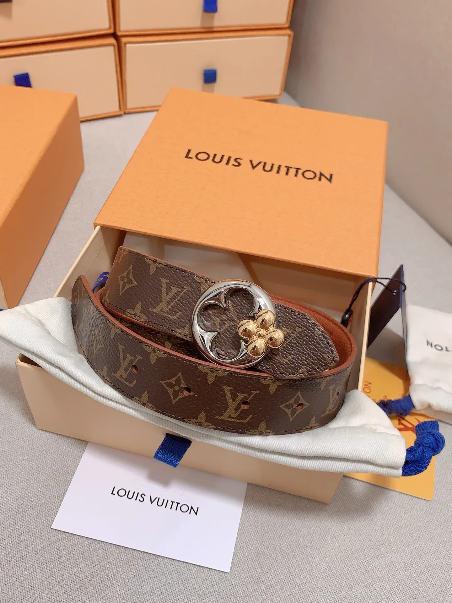💰480💰Full package💰 💍Purchase level This 3.0cm LV Initiales double-sided belt achieves two styles with its classic appearance: Monogram canvas conveys leisure and comfort, grained cow leather reveals elegant style, and is matched with LV Initiales buckle