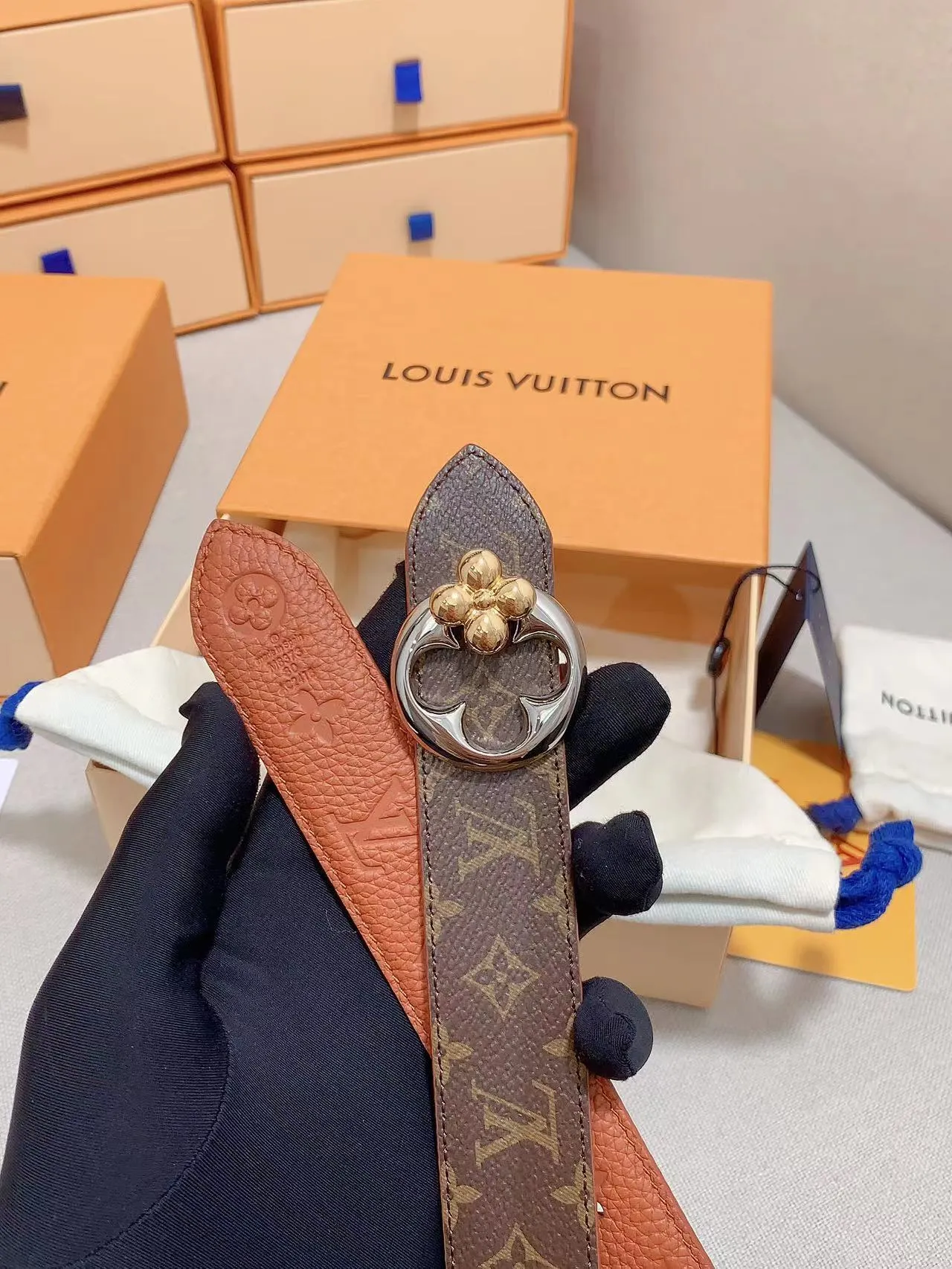 💰480💰Full package💰 💍Purchase level This 3.0cm LV Initiales double-sided belt achieves two styles with its classic appearance: Monogram canvas conveys leisure and comfort, grained cow leather reveals elegant style, and is matched with LV Initiales buckle
