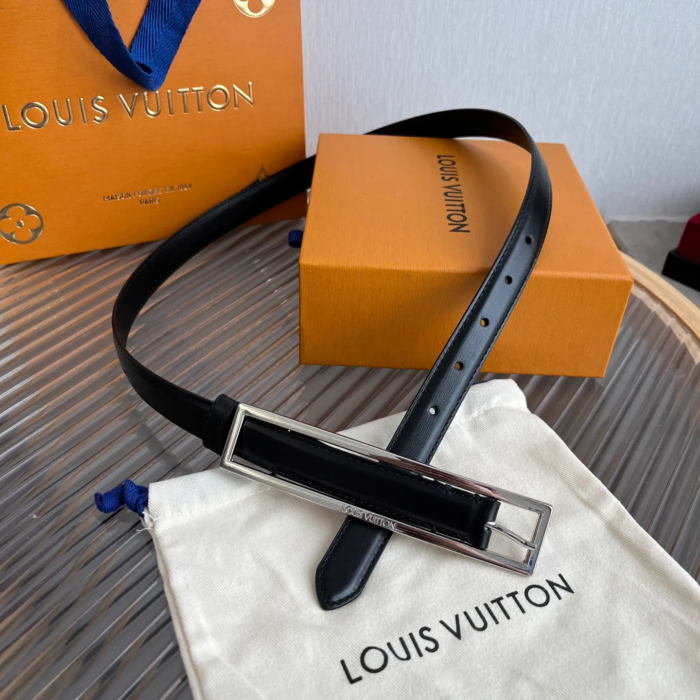 💰520💰Complete package💰 💍Purchasing-grade LV new thin belt for women💕 2.0cm wide and ultra-fine. It is a thin belt. The rectangular buckle version is simple and exquisite. It can outline a woman's waist line just right, showing elegance and slenderness.