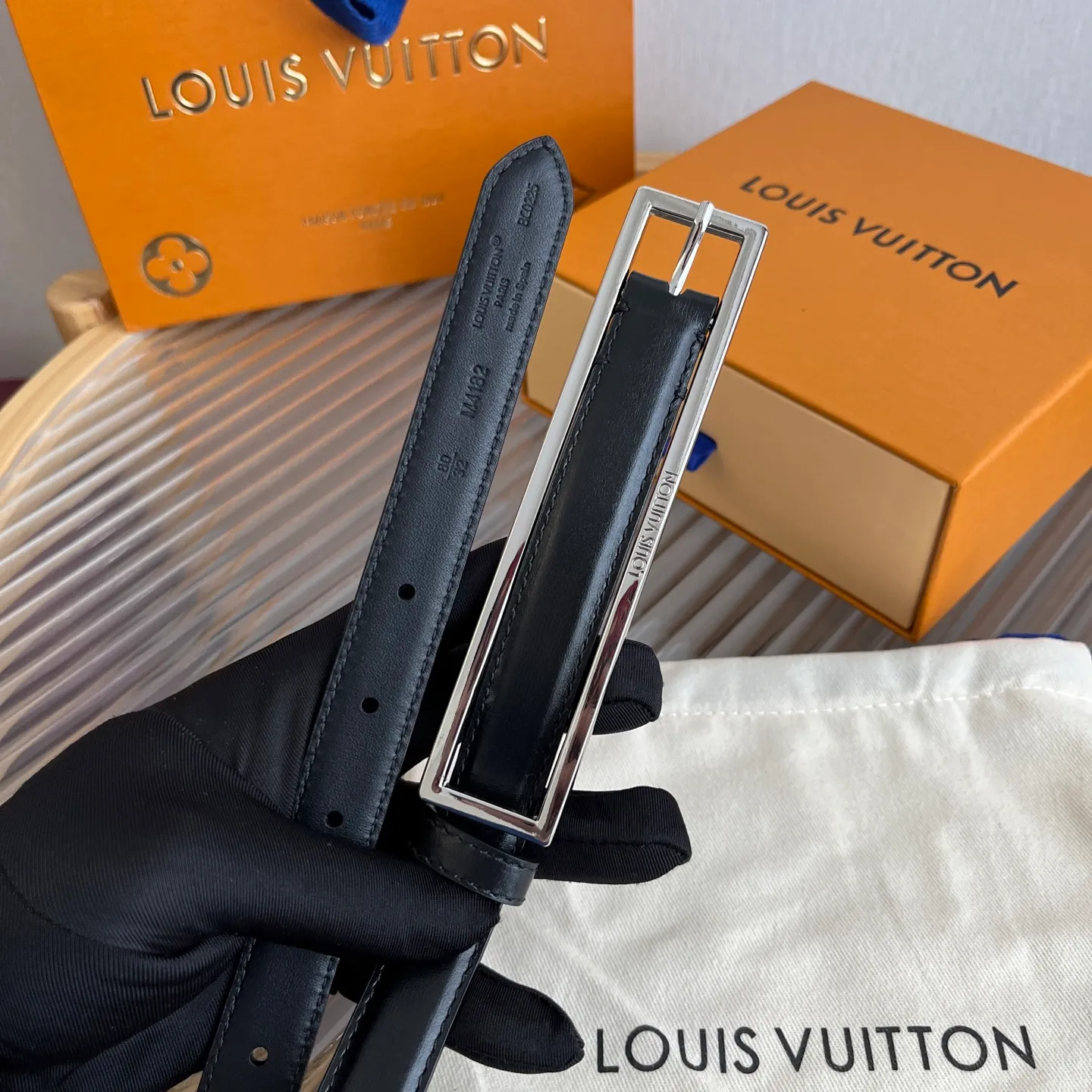 💰520💰Complete package💰 💍Purchasing-grade LV new thin belt for women💕 2.0cm wide and ultra-fine. It is a thin belt. The rectangular buckle version is simple and exquisite. It can outline a woman's waist line just right, showing elegance and slenderness.