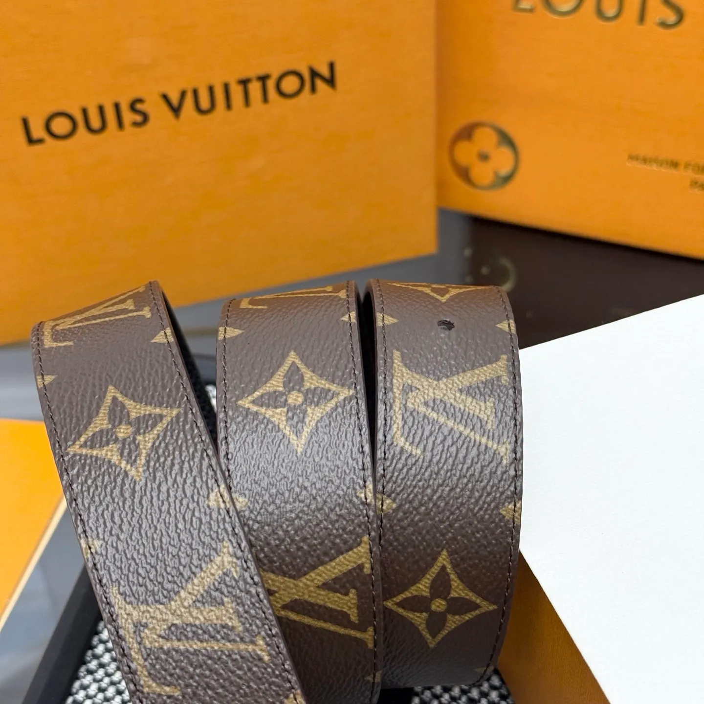 💰440💰Full package💰 💍Purchase level This style of LV Initiales⚡️Double-sided belt achieves two styles with a classic appearance⚡️Monogram canvas conveys leisure and comfort⚡️Grained cow leather reveals elegant style, matched with LV Initiales buckle⚡️Width 3.0cm
