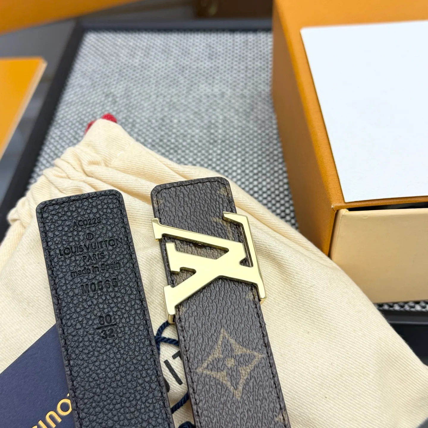 💰440💰Full package💰 💍Purchase level This style of LV Initiales⚡️Double-sided belt achieves two styles with a classic appearance⚡️Monogram canvas conveys leisure and comfort⚡️Grained cow leather reveals elegant style, matched with LV Initiales buckle⚡️Width 3.0cm