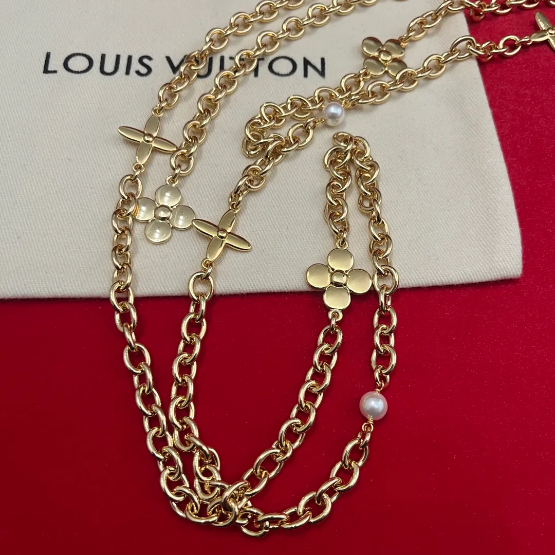 💰520💰Full package💰 💍Purchase level Lv✨Lvjia waist chain💎👗Super fairy The fine waist chain is decorated with a series of floral patterns and large letter logo hardware, and is embellished with pearls⚡️🌹Length🉑adjustable Whether worn with skirts or pants, it is definitely your best choice