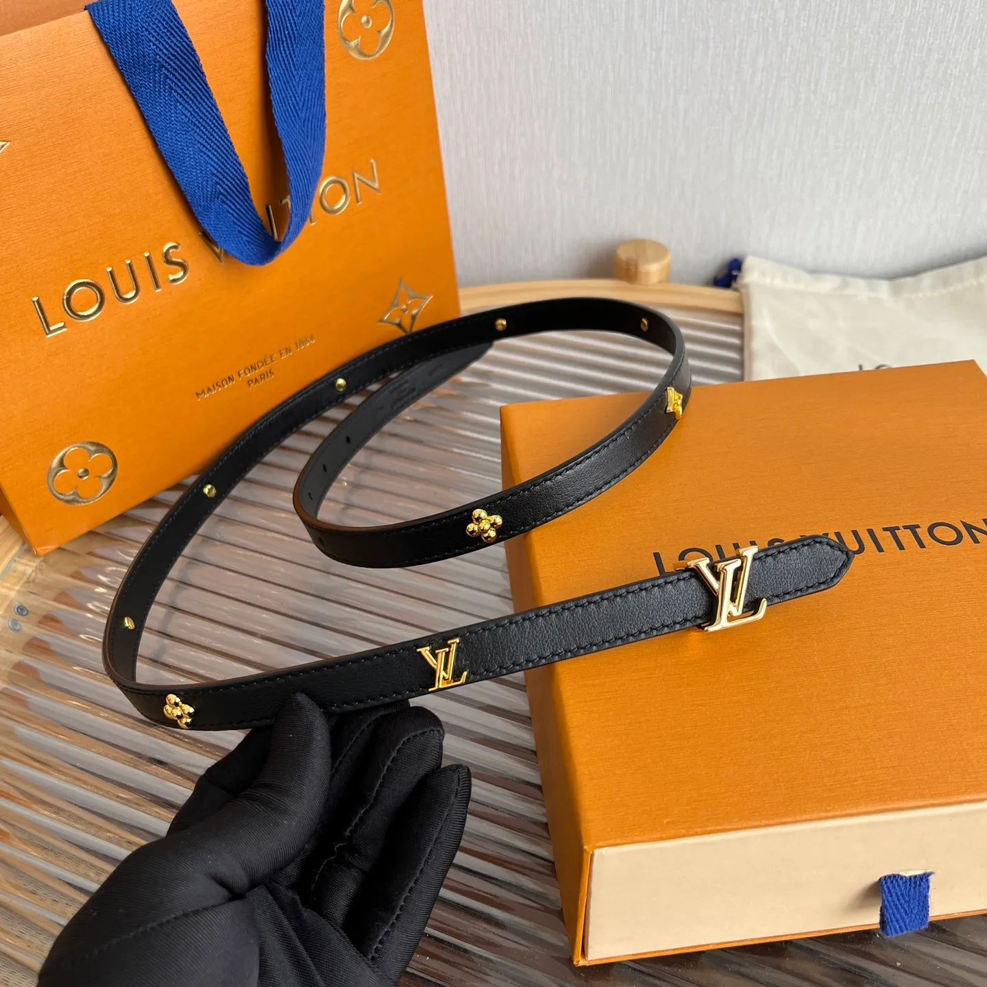 💰560💰Full package💰 💍Purchasing-grade LV⚡️🌹Lvjia women’s belt💎👗Super fairy original replica 1.5cm wide⚡️🌹Fine double-sided solid color calfskin belt decorated with a series of floral patterns and large letter logo hardware New vacuum palladium-plated letter buckle Whether worn with skirts or pants, it is definitely your best choice