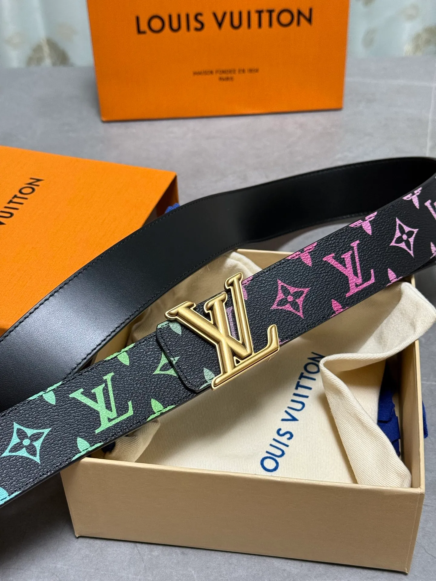💰520💰Full package💰 💍Purchase level trendy men's wear New belt LV🆕 Width 4.0cm⚡️🌹The belt surface is made of customized canvas fabric Solid color original calfskin bottom⚡️🌹Excellent hand feel Paired with exquisite buckles in the same color as the belt⚡️🌹Double-sided🉑