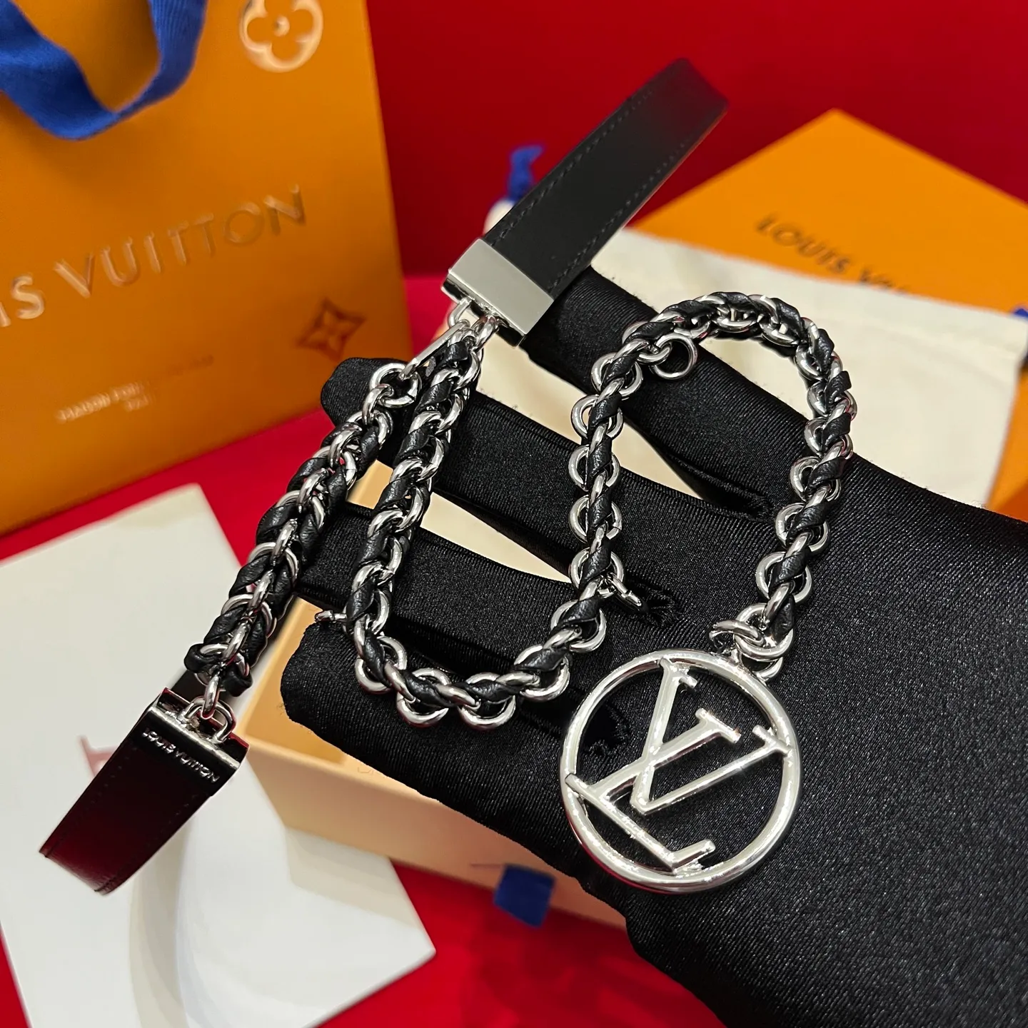 💰600💰Full set package💰 💍Purchase level LV's super nice slim waist chain for women ✨ 20mm, half of it is a chain that makes you feel like a waist chain, and half of it is a belt that you can't put it down. It can be switched at will and can be used as a belt or a waist chain or tied to the outside of a coat. It is also very good. The length is very user-friendly and can be adjusted in length🉑