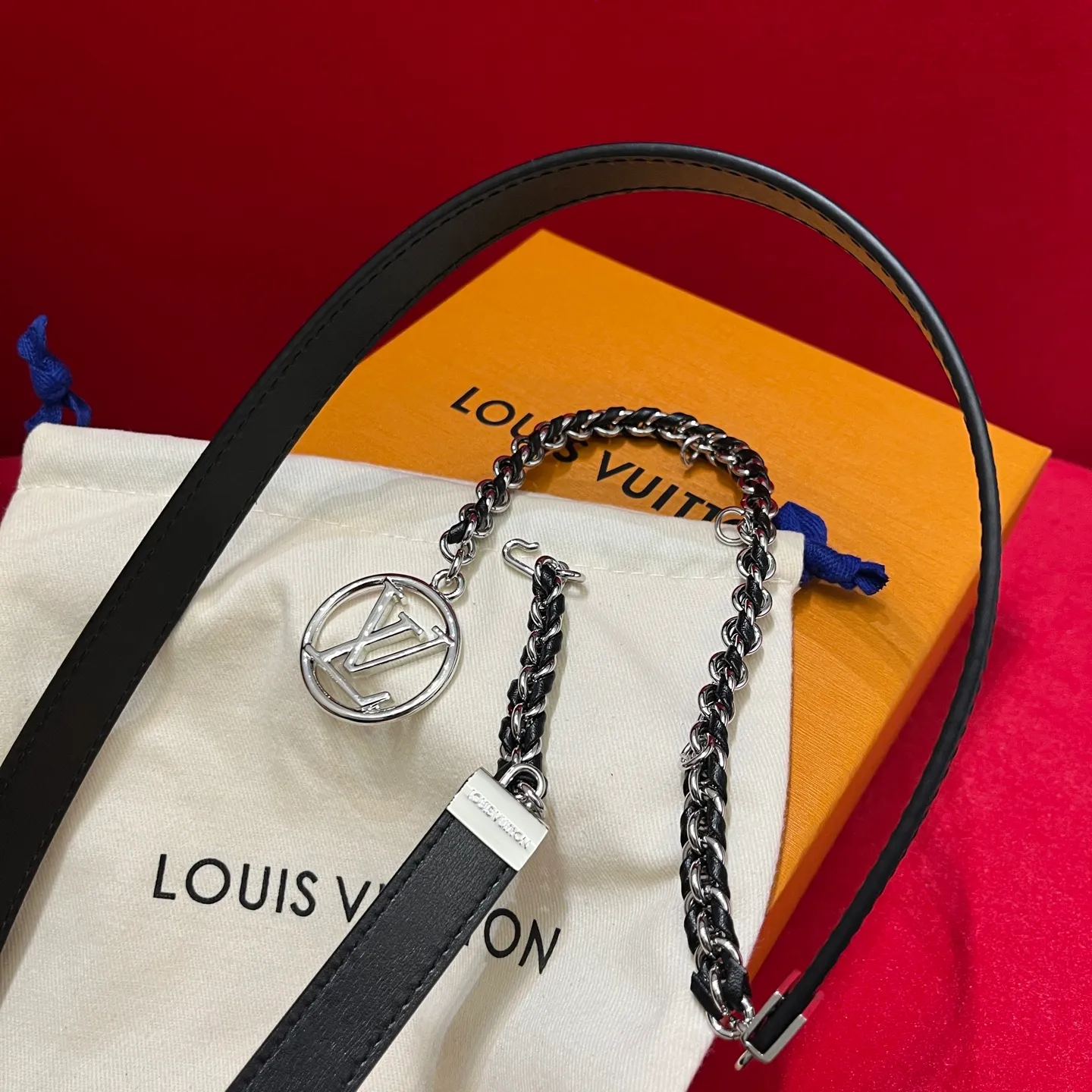 💰600💰Full set package💰 💍Purchase level LV's super nice slim waist chain for women ✨ 20mm, half of it is a chain that makes you feel like a waist chain, and half of it is a belt that you can't put it down. It can be switched at will and can be used as a belt or a waist chain or tied to the outside of a coat. It is also very good. The length is very user-friendly and can be adjusted in length🉑