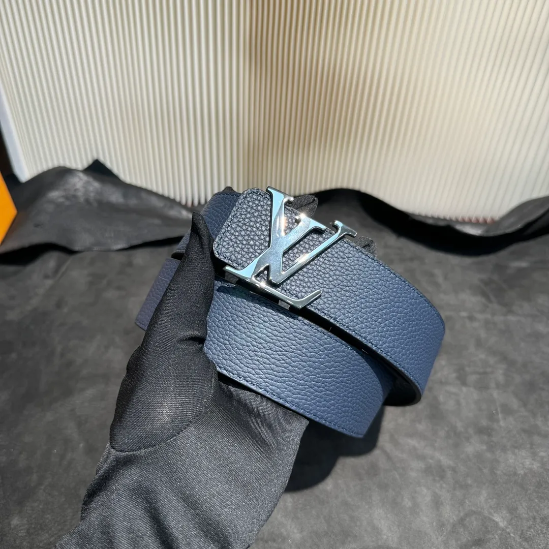 💰480💰Full package💰 💍Purchasing-grade LV luxury modern Taurillon leather, decorated with the brand's iconic LV initials, simple and elegant style. The belt is soft and strong, suitable for both formal wear (such as formal wear) and casual wear, and is highly practical. Width 4.0cm