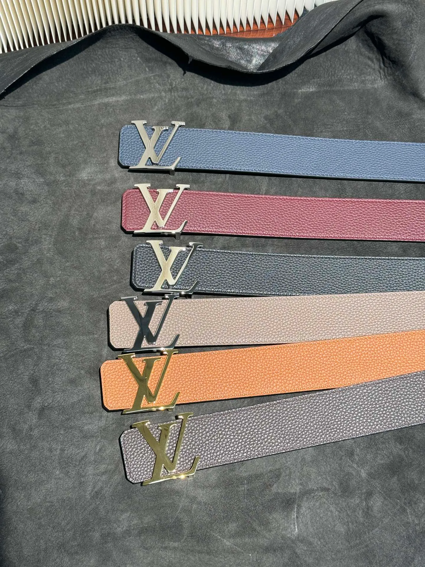 💰480💰Full package💰 💍Purchasing-grade LV luxury modern Taurillon leather, decorated with the brand's iconic LV initials, simple and elegant style. The belt is soft and strong, suitable for both formal wear (such as formal wear) and casual wear, and is highly practical. Width 4.0cm