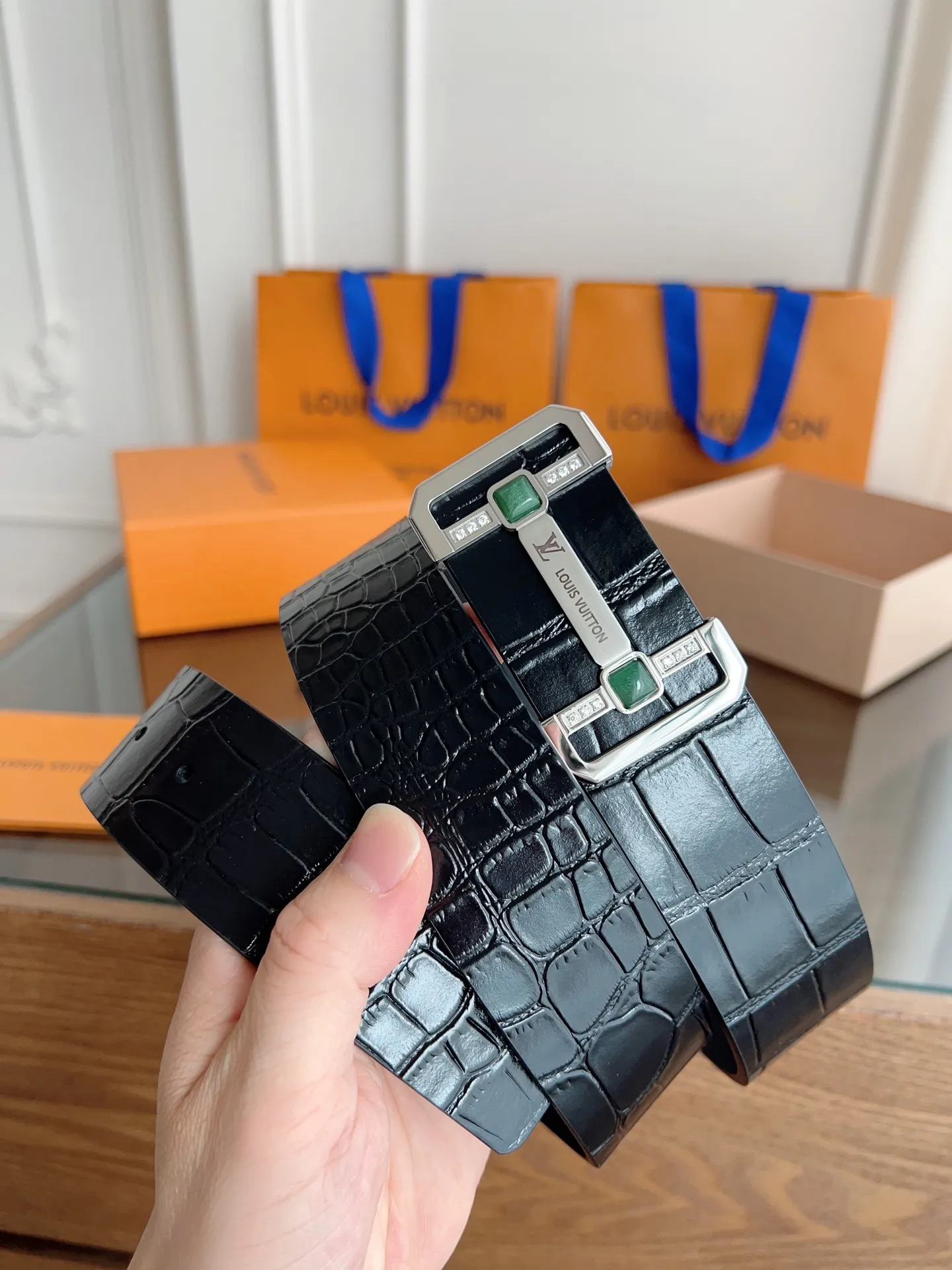 💰520💰Full package💰 💍Purchasing-grade LV Louis Vuitton⚡️🌹Width 3.8cm, double-sided first-layer crocodile pattern embossed soft leather. ⚡️🌹Double-sided, fine workmanship, good quality. Button head: stainless steel buckle (gold silver) Size: 100-125cm