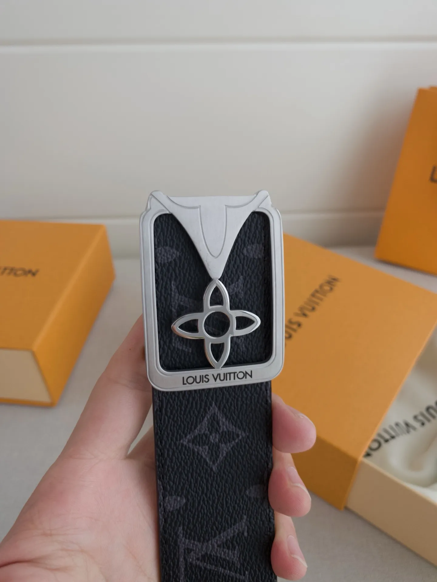 💰480💰Full package💰 💍Purchasing-grade LV luxury modern Taurillon leather, decorated with elegant and elegant iconic LV initials. Soft yet sturdy leather belt, two-tone, reversible; pairs well with everything from formal wear to casual wear. Width 4.0cm.