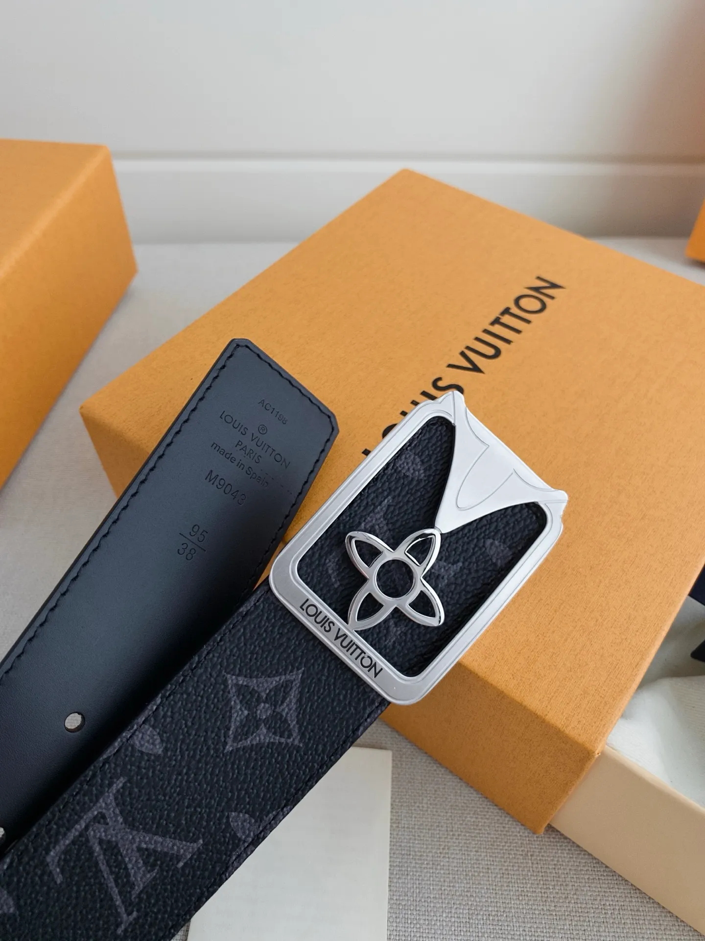 💰480💰Full package💰 💍Purchasing-grade LV luxury modern Taurillon leather, decorated with elegant and elegant iconic LV initials. Soft yet sturdy leather belt, two-tone, reversible; pairs well with everything from formal wear to casual wear. Width 4.0cm.
