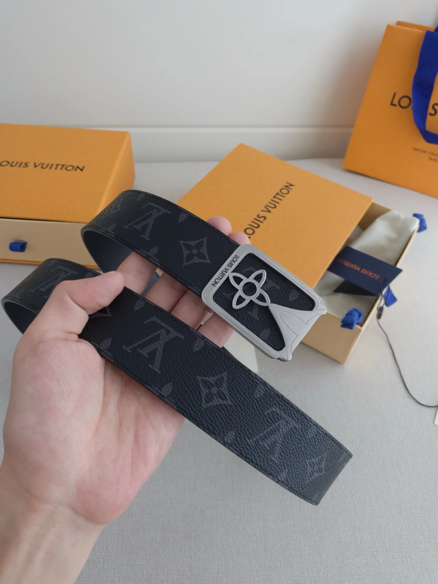 💰480💰Full package💰 💍Purchasing-grade LV luxury modern Taurillon leather, decorated with elegant and elegant iconic LV initials. Soft yet sturdy leather belt, two-tone, reversible; pairs well with everything from formal wear to casual wear. Width 4.0cm.