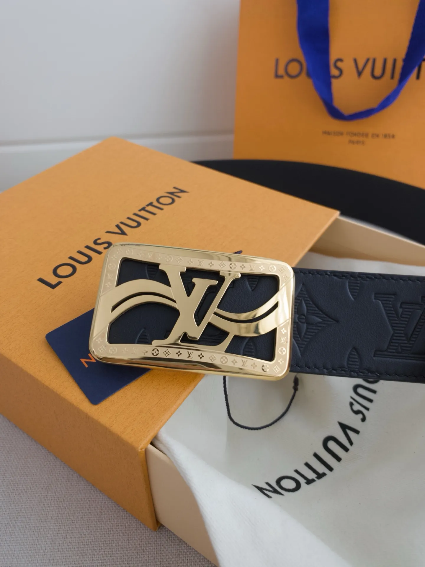 💰480💰Full package💰 💍Purchasing-grade LV luxury modern Taurillon leather, decorated with elegant and elegant iconic LV initials. Soft yet sturdy leather belt, two-tone, reversible; pairs well with everything from formal wear to casual wear. Width 4.0cm.